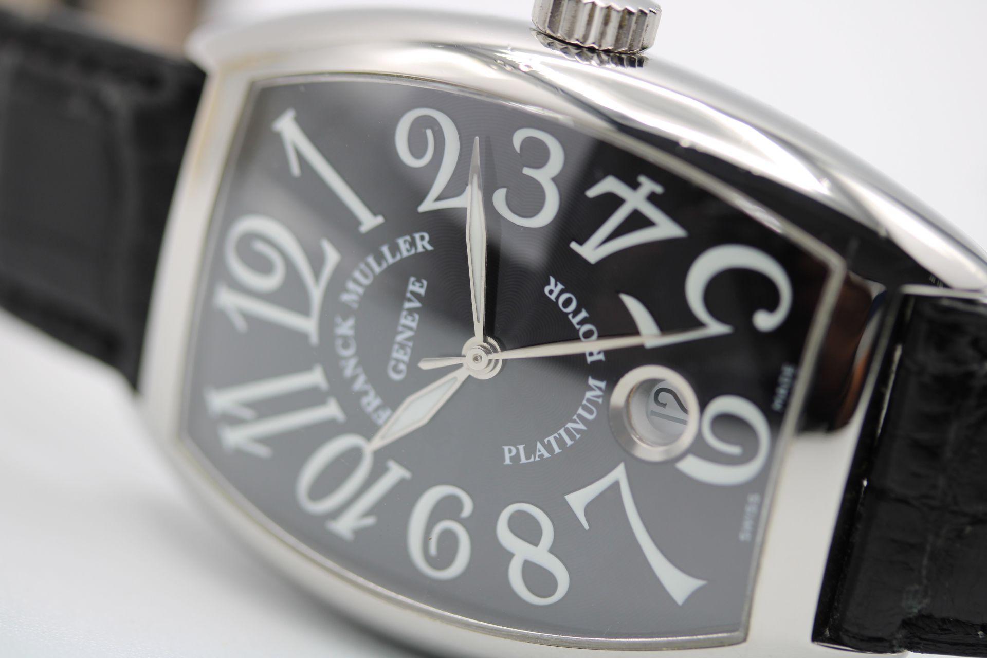 Diese typisch längliche Franck Muller Uhr war schwer zu finden, es gibt nur wenige vergleichbare Exemplare!

Das und der außergewöhnliche Zustand der Uhr haben uns dazu bewogen, diese Uhr auf Lager zu nehmen. Es ist unwahrscheinlich, dass Sie