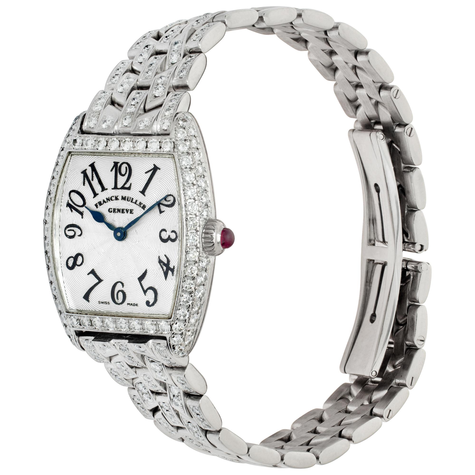 Frank Muller Cintree Curvex en or blanc 18 carats avec boîtier original en diamants, lunette en diamants et bracelet en diamants. Environ 4,5 carats de diamants de couleur F-H et de pureté VS. Mouvement manuel du vent affiché sous verre. Il mesure