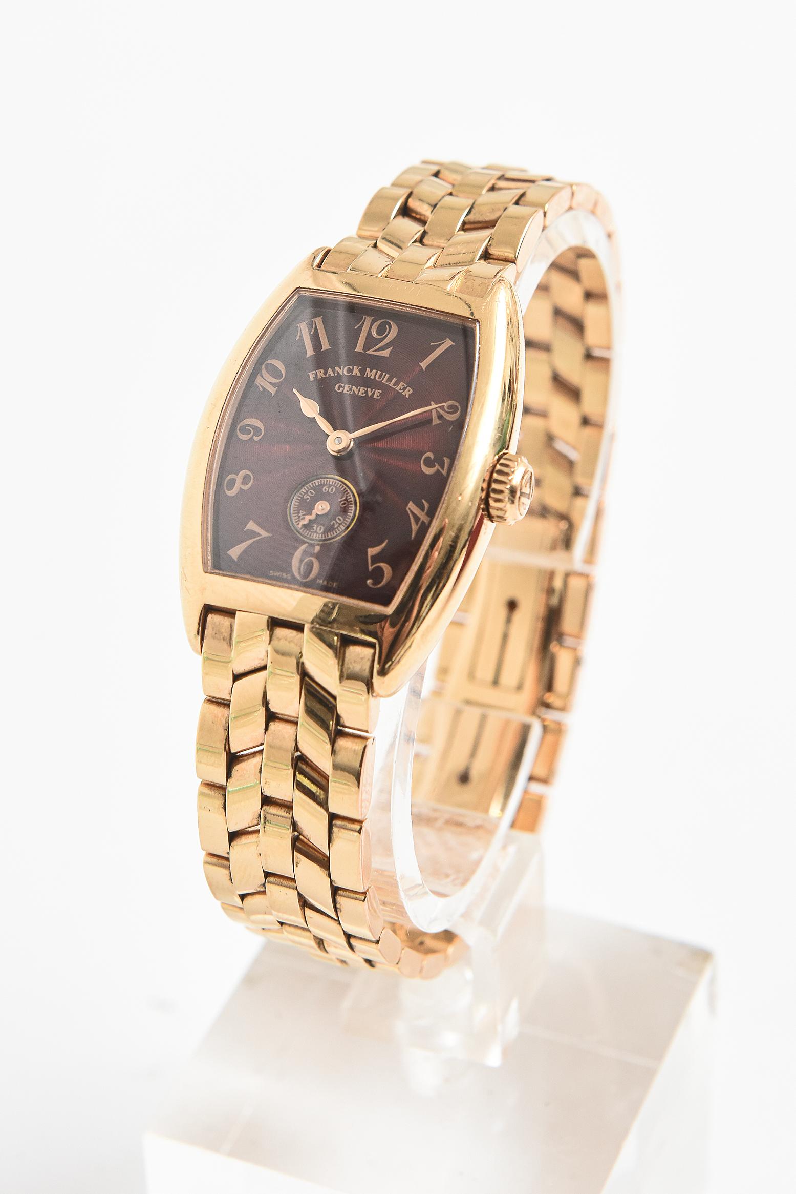 Montre-bracelet Cintree Curvex Chronometro en or jaune 18 carats pour dames avec bracelet en or jaune 18 carats. Elle possède un magnifique cadran en émail rouge, des chiffres en or et des index Breguet. 
Mouvement :  Mécanique. 
Poids 109,8 grammes