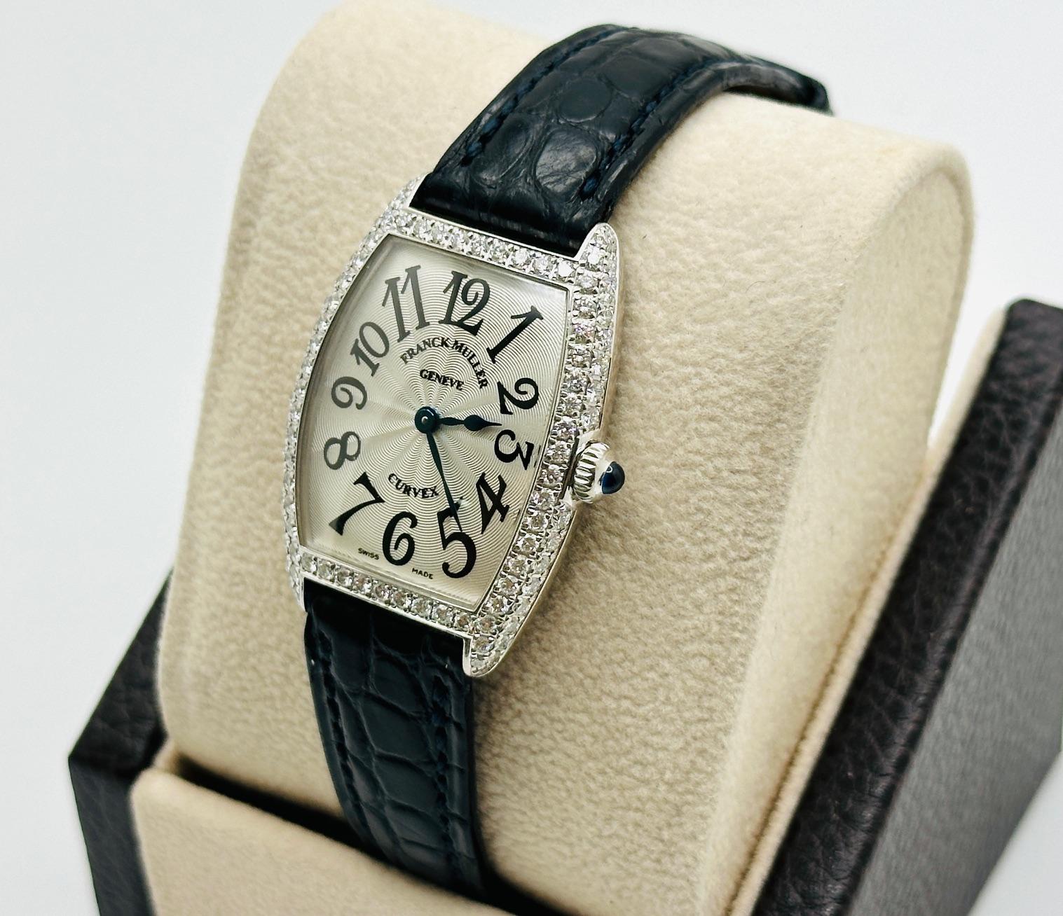 Número de modelo: 1752 QZ D

Model No: Franck Muller Cintree Curvex

Material de la caja: Oro blanco de 18 quilates

Correa: Piel negra

Bisel: Bisel de diamantes Pave de fábrica

Esfera: Plateada

Cara: Cristal de zafiro

Tamaño de la caja: 25 mm x