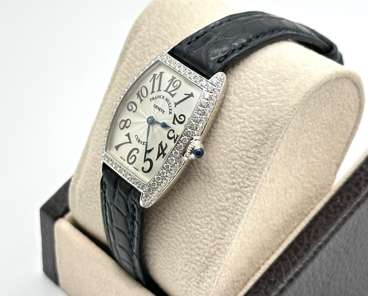 Número de modelo: 1752 QZ D

 

Model No: Franck Muller Cintree Curvex

 

Material de la caja: Oro blanco de 18 quilates

 

Correa: Piel negra

 

Bisel: Bisel de diamantes Pave de fábrica

 

Esfera: Plateada

 

Cara: Cristal de zafiro


