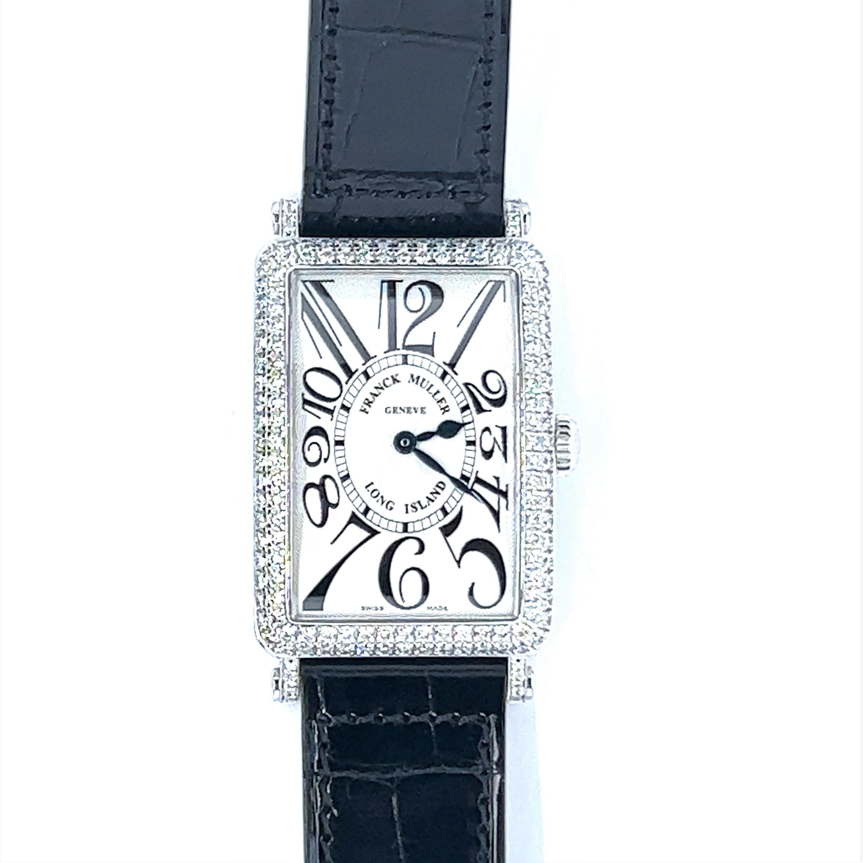 Franck Muller est un horloger suisse fondé en 1991, connu pour son art exceptionnel, ses designs innovants et ses montres haut de gamme. La marque est reconnue pour ses mouvements horlogers uniques et complexes et ses designs avant-gardistes. Elle