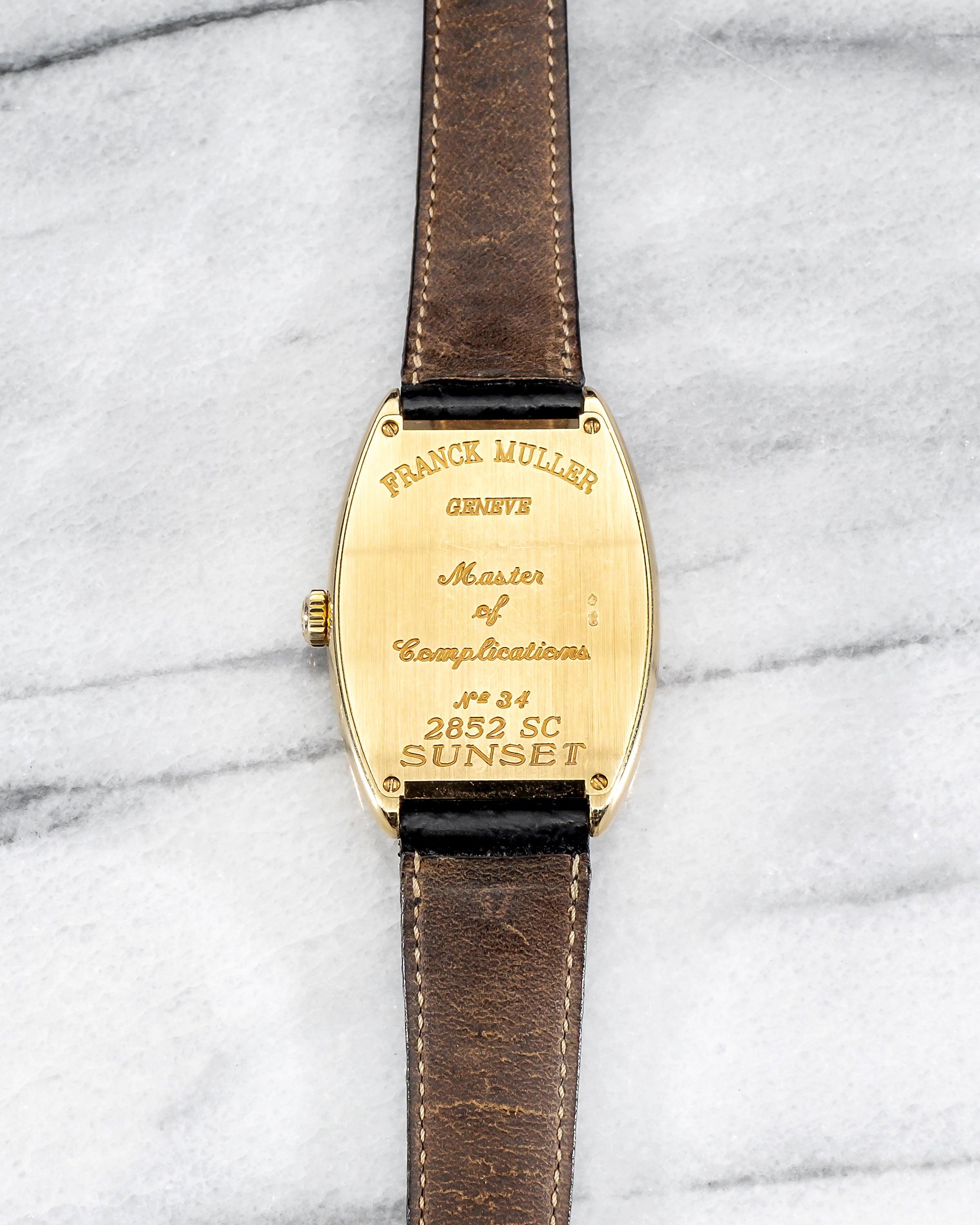 Ecco un Franck Muller Sunset riferimento 2852 automatico neo-vintage in oro giallo 18 carati con quadrante nero a numeri arabi e cinturino in pelle degli anni Novanta. Tiene benissimo il tempo ed è perfettamente funzionante. Le misure includono una
