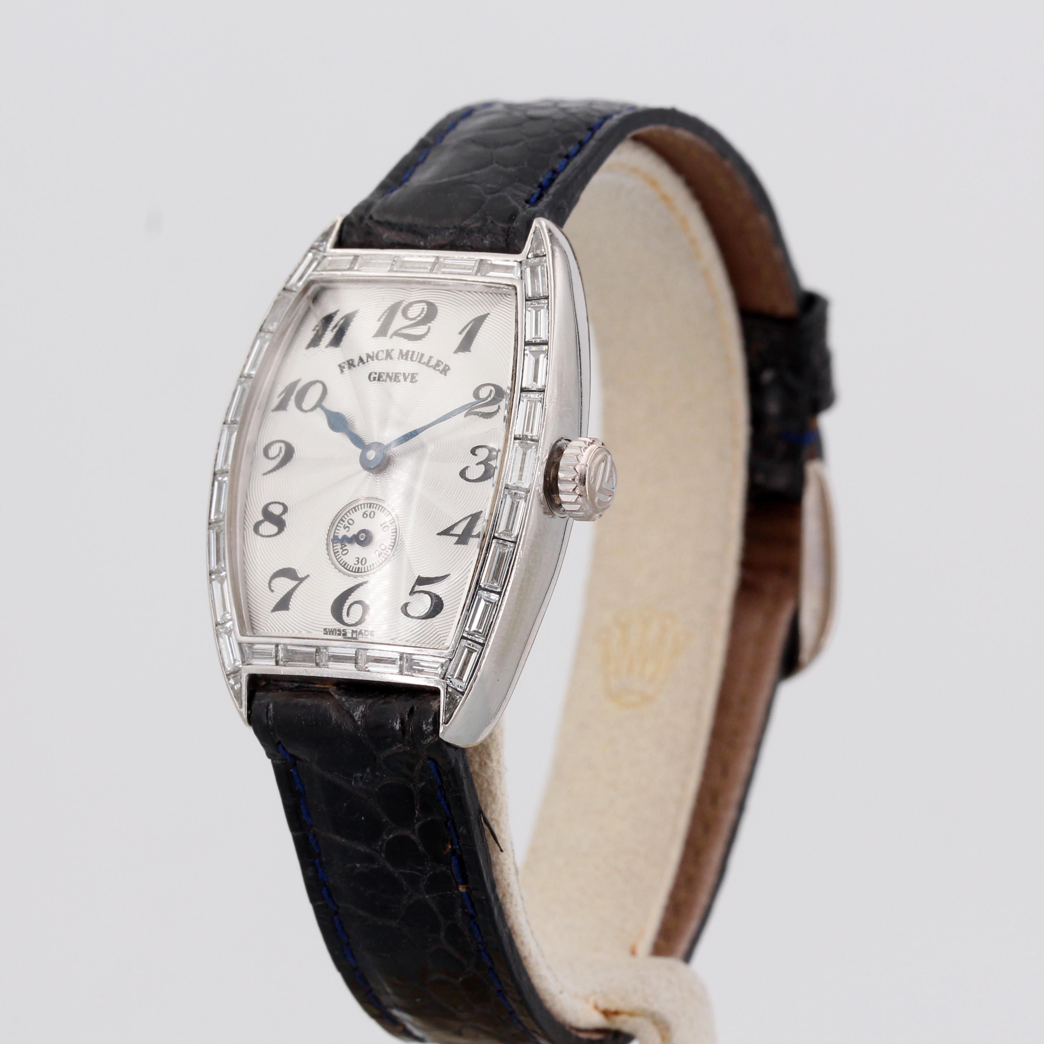 Franck Muller Vintage Damenuhr
Referenz: 1750 S6 BAG
MATERIAL: Platin
Uhrwerk: Handaufzug
Durchmesser: 25x35mm
Zifferblatt: Silber
Armbänder: Leder
Diamanten: Baguetteschliff