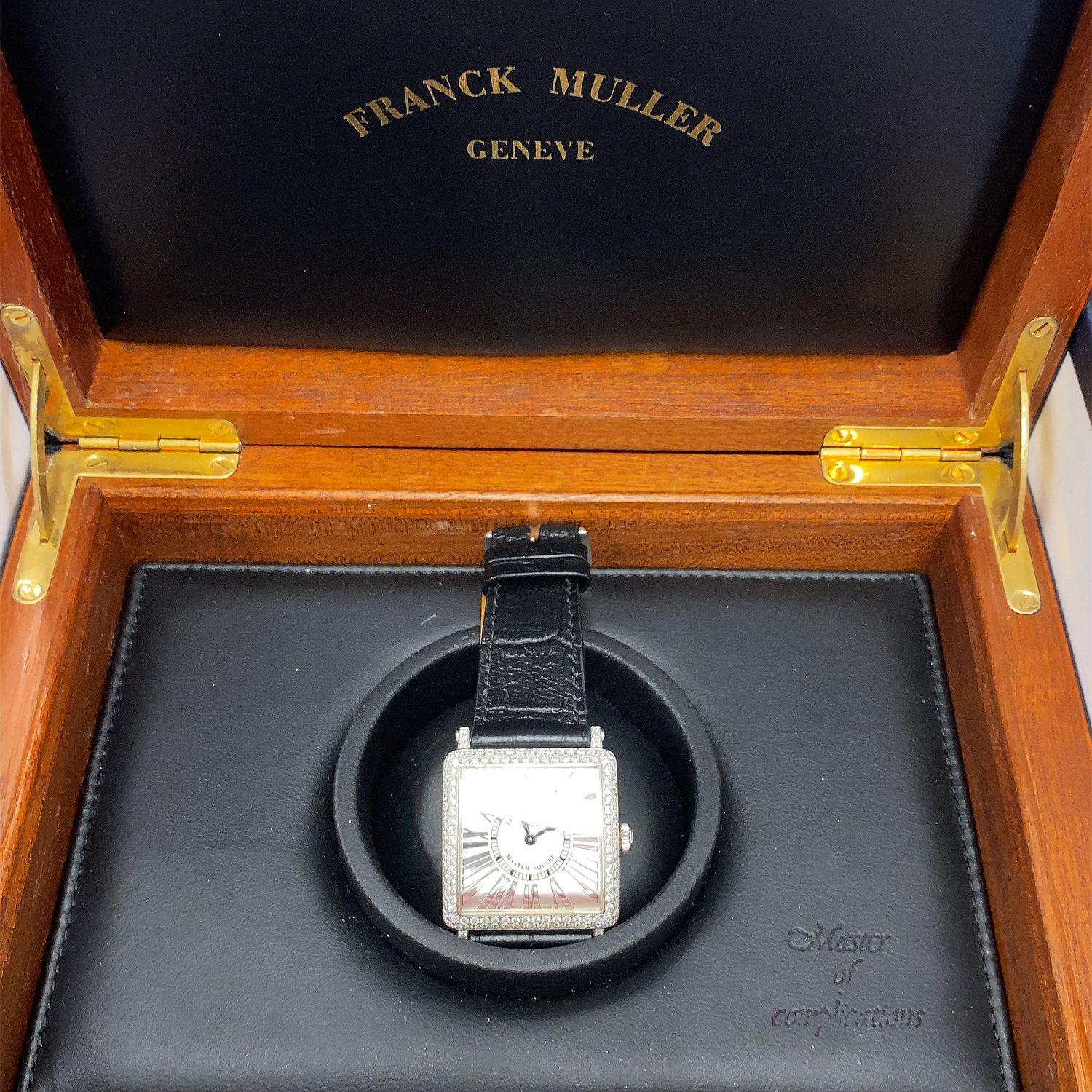Diese Uhr ist Teil der Master Square Collection von Franck Muller.
Der Gehäuseboden ist mit Diamanten besetzt, und die Lünette ist mit Diamanten besetzt.
Das Gehäuse der Uhr besteht aus 18 Karat Weißgold und hat einen Durchmesser von 32 mm.
Die Uhr
