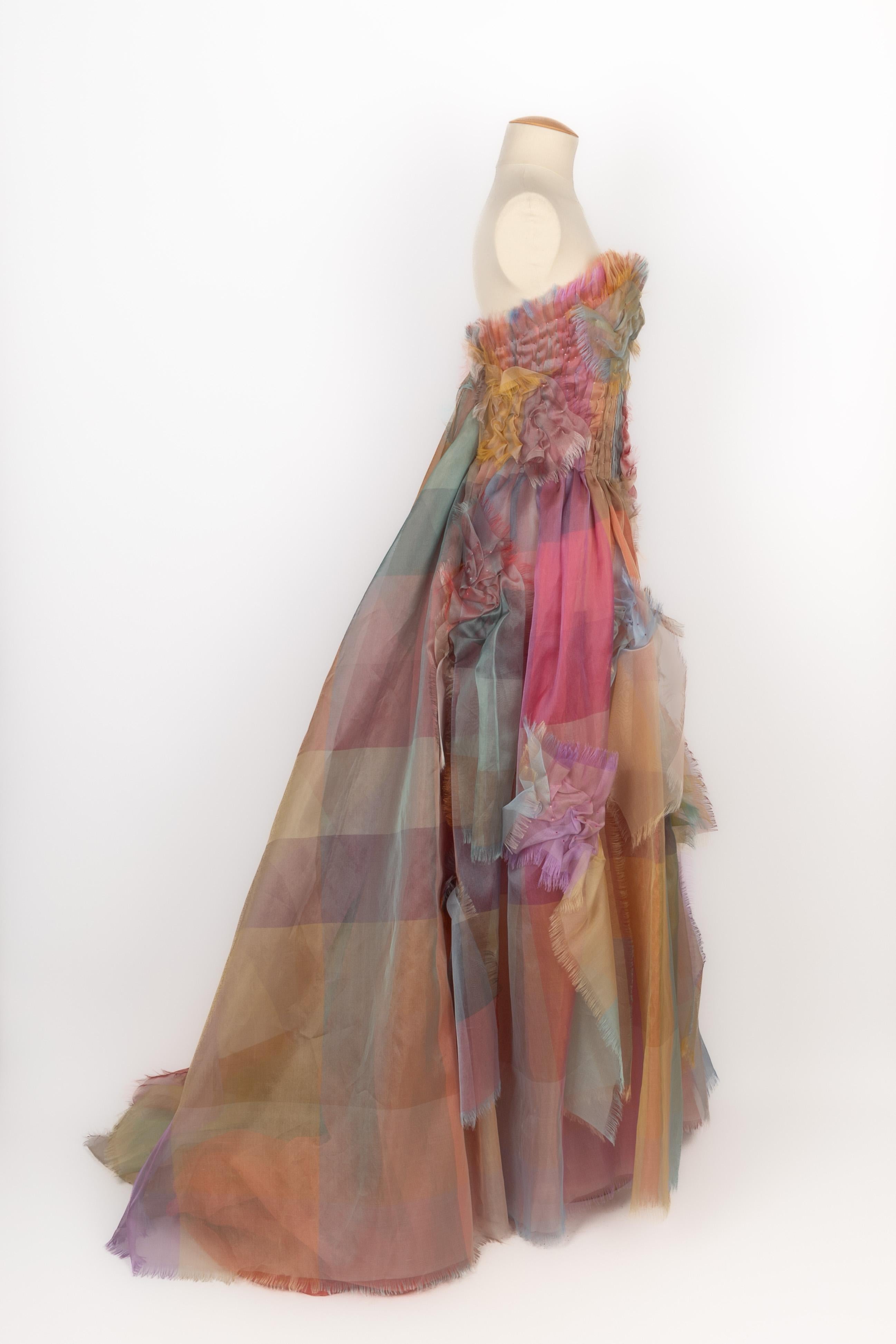 Franck Sorbier - Abito bustier in mussola di seta con seta rosso puro, rosso ciliegia, blu reale e blu metallizzato dipanata e drappeggiata a mano con punti a sbuffo. Balze in mussola di seta in stile 