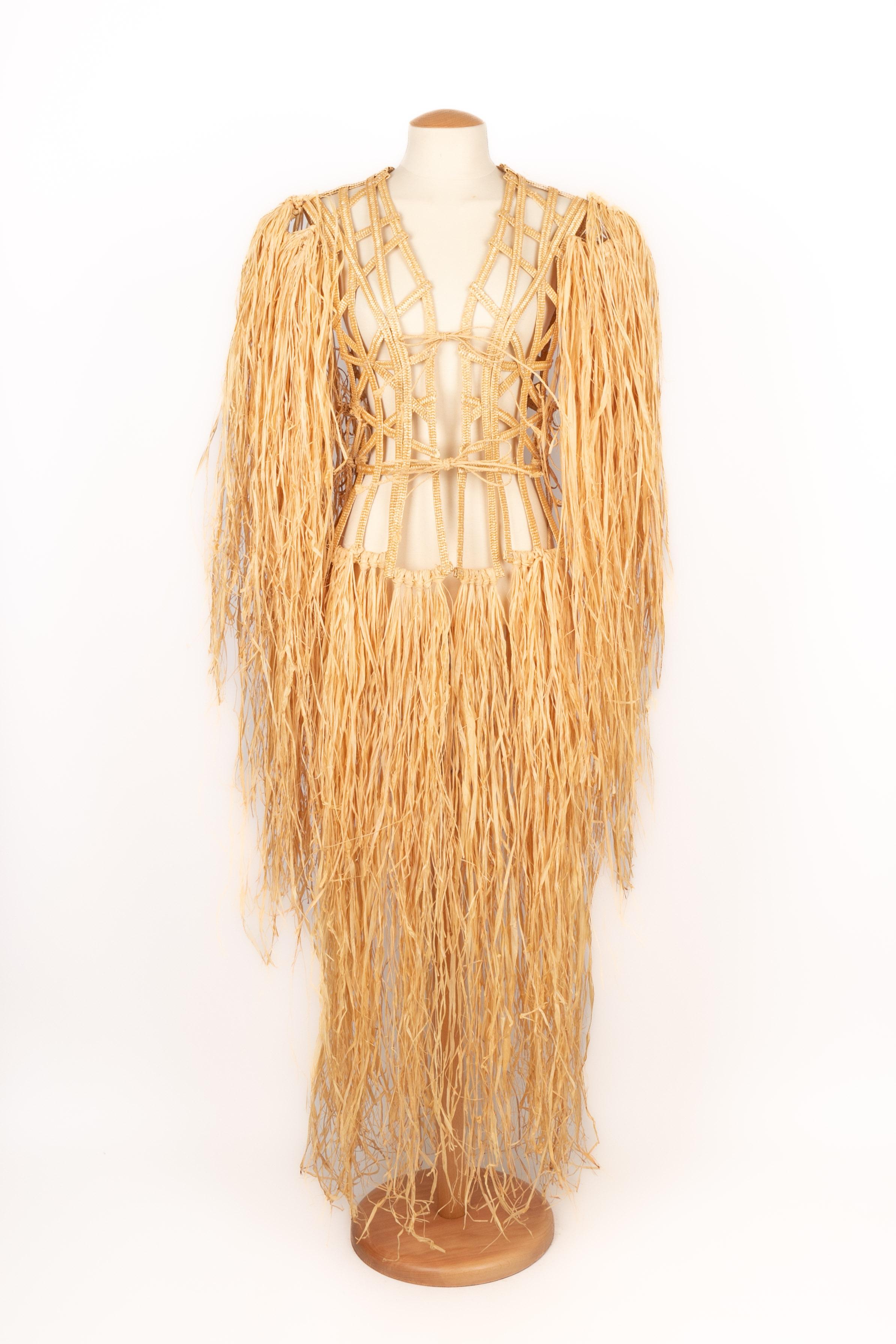 FRANCK SORBIER - Raffia coat with a braided openwork top. No size indicated, it fits a 34FR/36FR.

Condition:
Good condition

Dimensions:
Shoulder width: 42 cm - Sleeve length: 100 cm - Length: 143 cm

SKU:M78