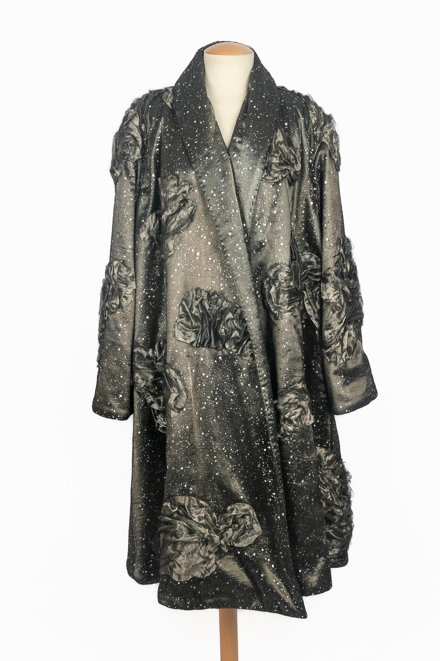 Franck Sorbier - Cappotto a sbuffo in organza di seta metallizzata con tulle maculato argentato e nuvole ornate da drappeggi in organza di seta metallizzata. Non è indicata la taglia, si adatta a una 38FR/40FR. 2024-2025 Collezione Alta Moda Inverno