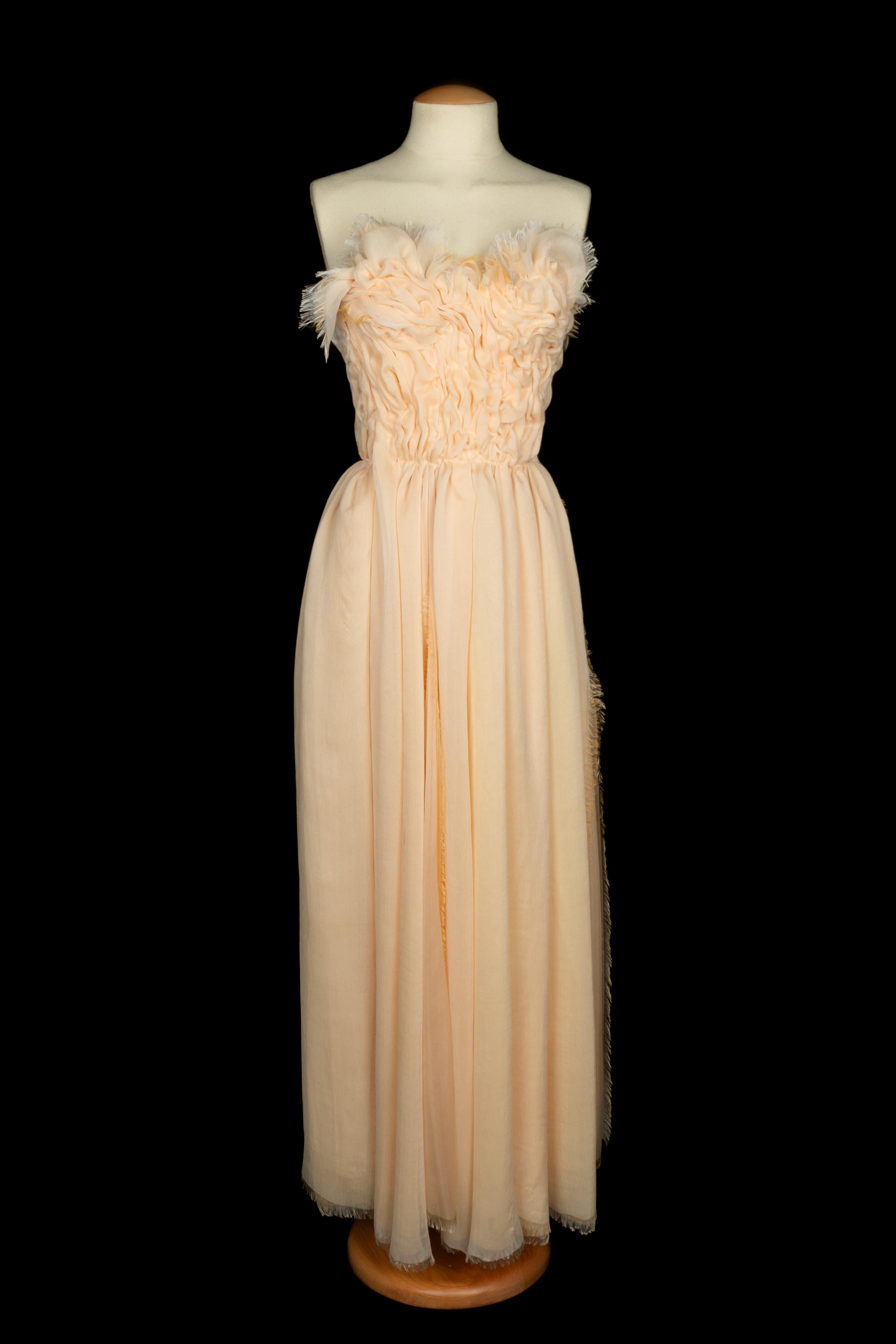 FRANCK SORBIER - (Fabriqué en France) Robe bustier 'Symphonie barbare' en mousseline de soie jaune canari, nude, abricot et blanc naturel. Bustier avec draperie et pièces fluides démêlées à la main. Label de taille manquant, il convient à un