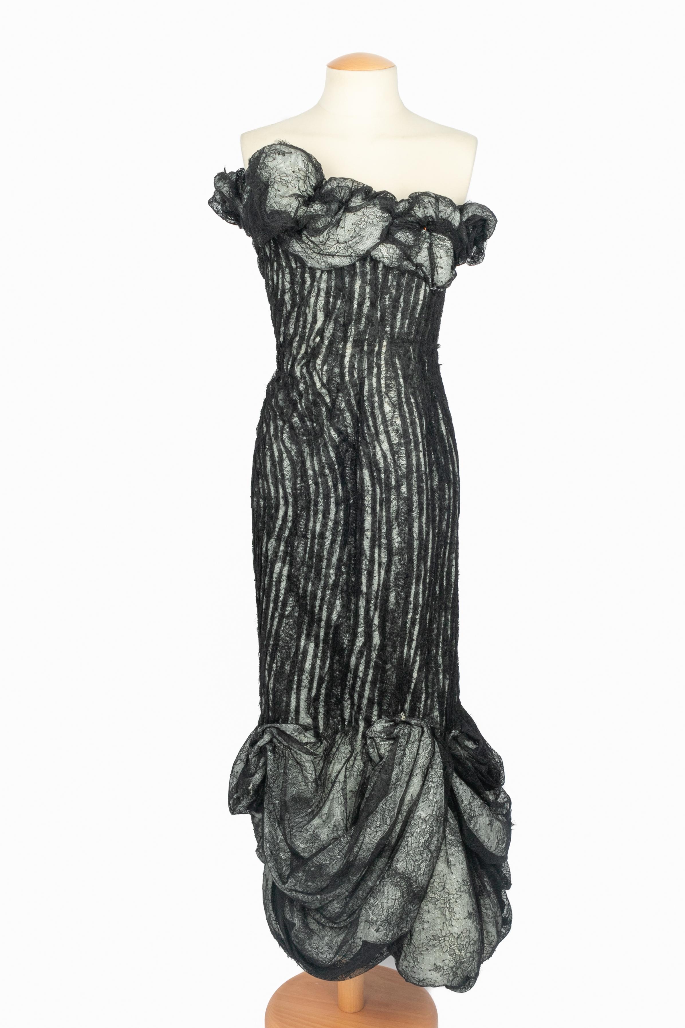FRANCK SORBIER - (Made in France) Off-white point d'esprit dot tulle sheath dress with black chantilly lace, drapery, and pleats. 2024/2025 Fall-Winter Haute Couture Collection.

Condition:
Decent condition

Dimensions:
Chest: 42 cm - Waist: 36 cm -