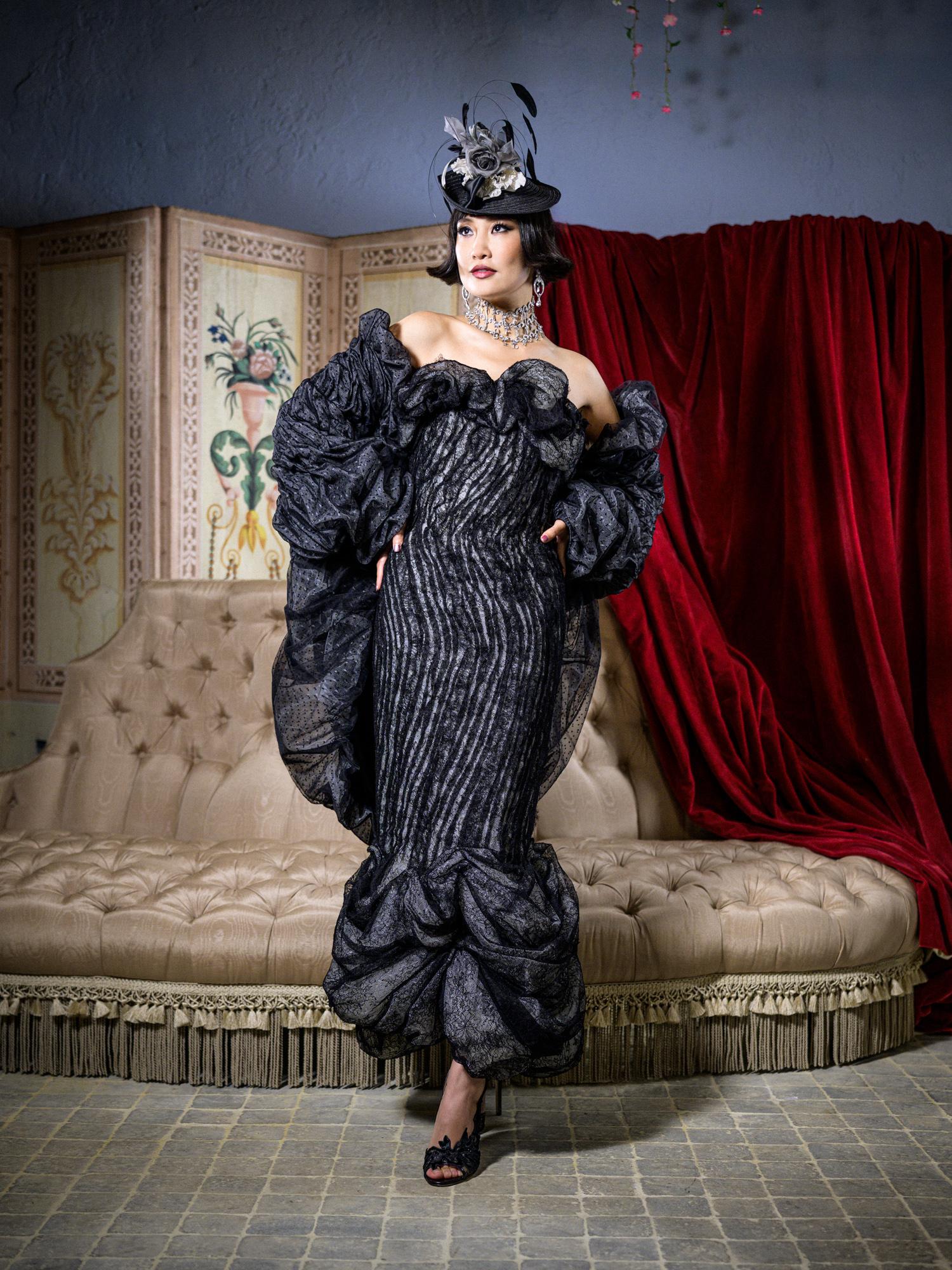 FRANCK SORBIER - (Fabriqué en France) Robe fourreau en tulle à points d'esprit blanc cassé avec dentelle chantilly noire, draperie et plis. Collection Haute Couture automne-hiver 2024/2025.

Condit :
Condit

Dimensions :
Poitrine : 42 cm - Taille :