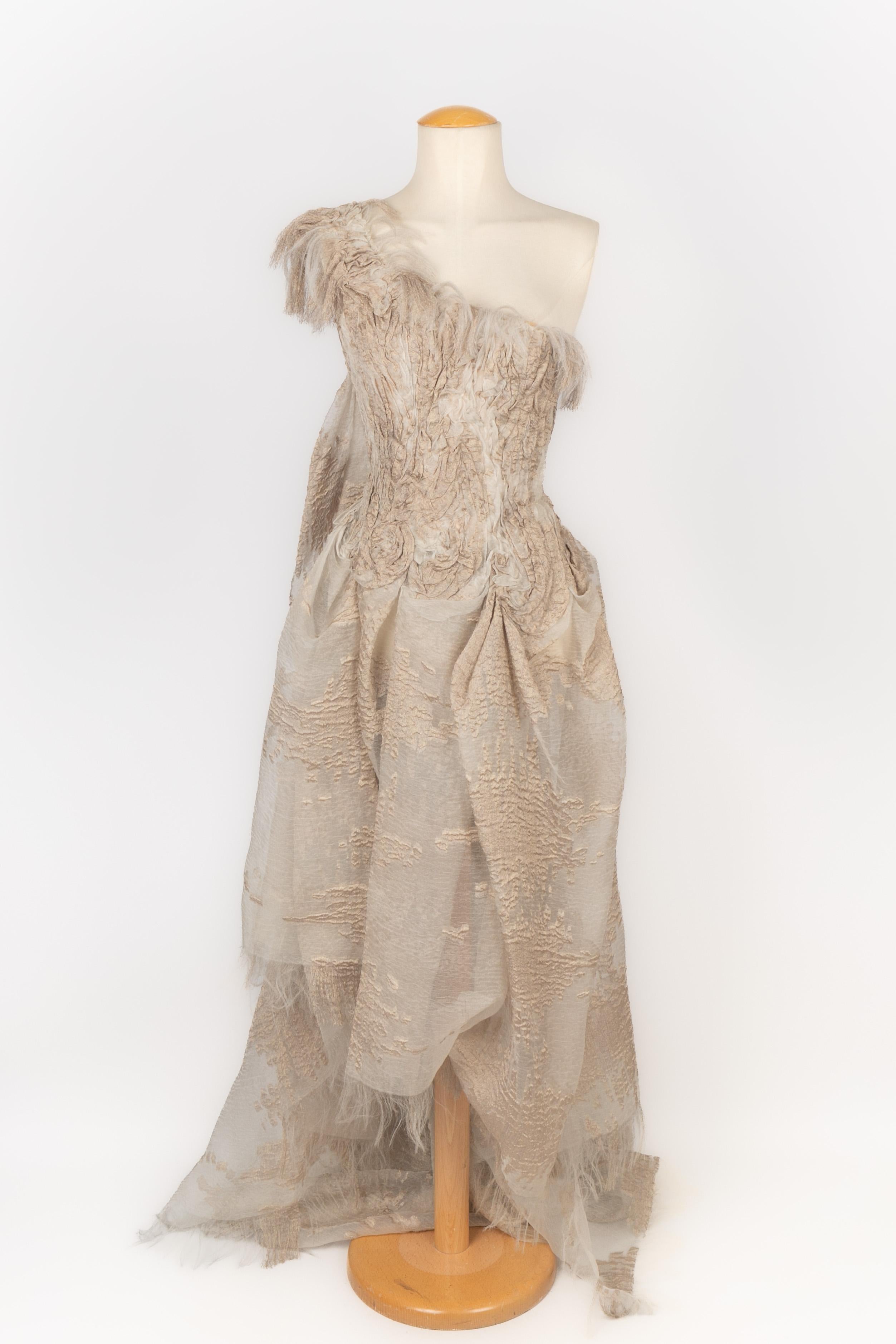 FRANCK SORBIER - Vestido con drapeado en el hombro, con cola libre de jacquard ribeteada a mano y con pulido dorado. No se indica la talla, se ajusta a una 36FR/38FR. Colección de verano 2016 de Alta Costura 