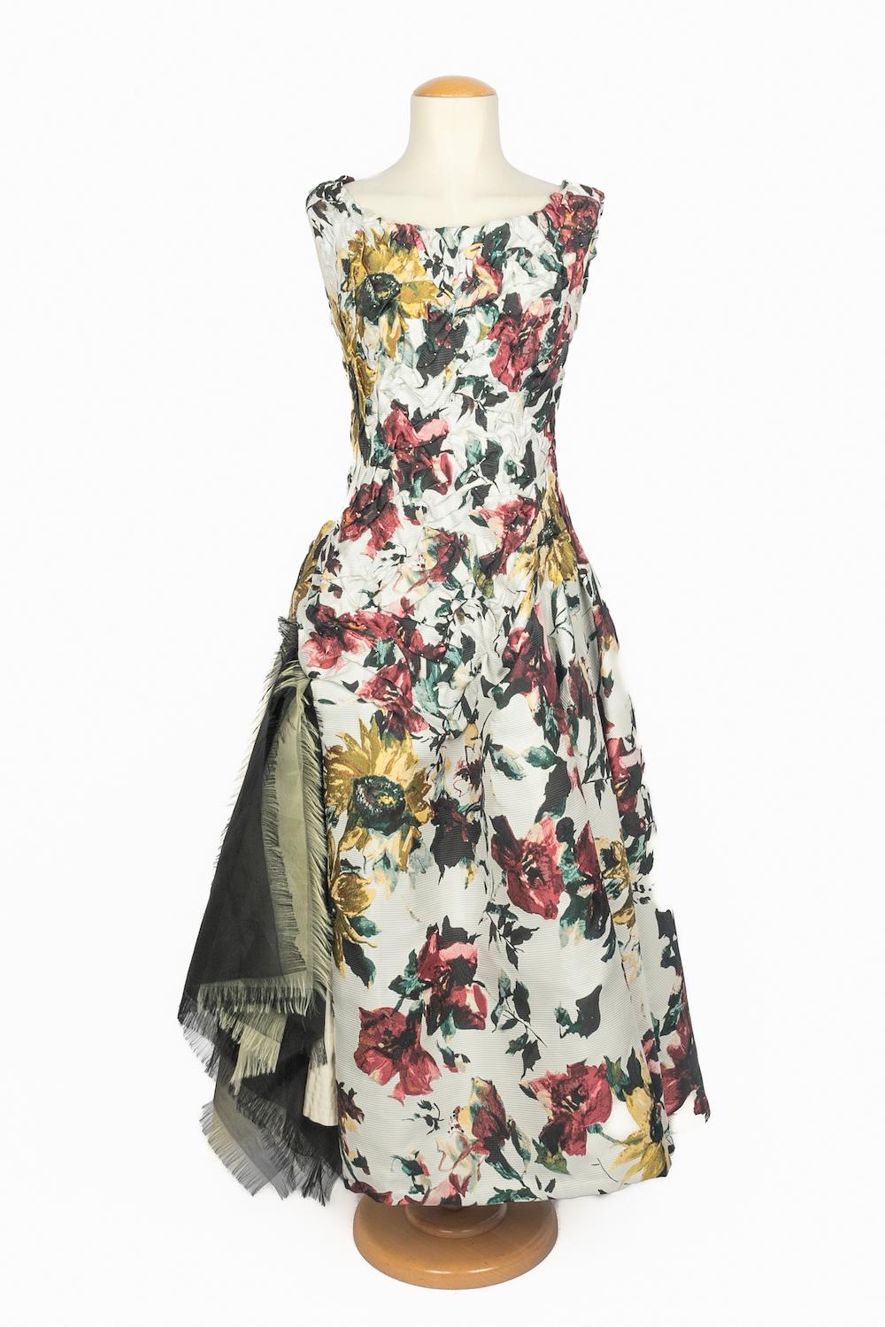 FRANCK SORBIER - (Fabriqué en France) Robe en jacquard de soie avec drapé, motifs de tournesols et de coquelicots, et insertion de foulard effiloché en soie noire et jaune de Naples. Aucune taille n'est indiquée, il convient à un 36FR/38FR. 2024