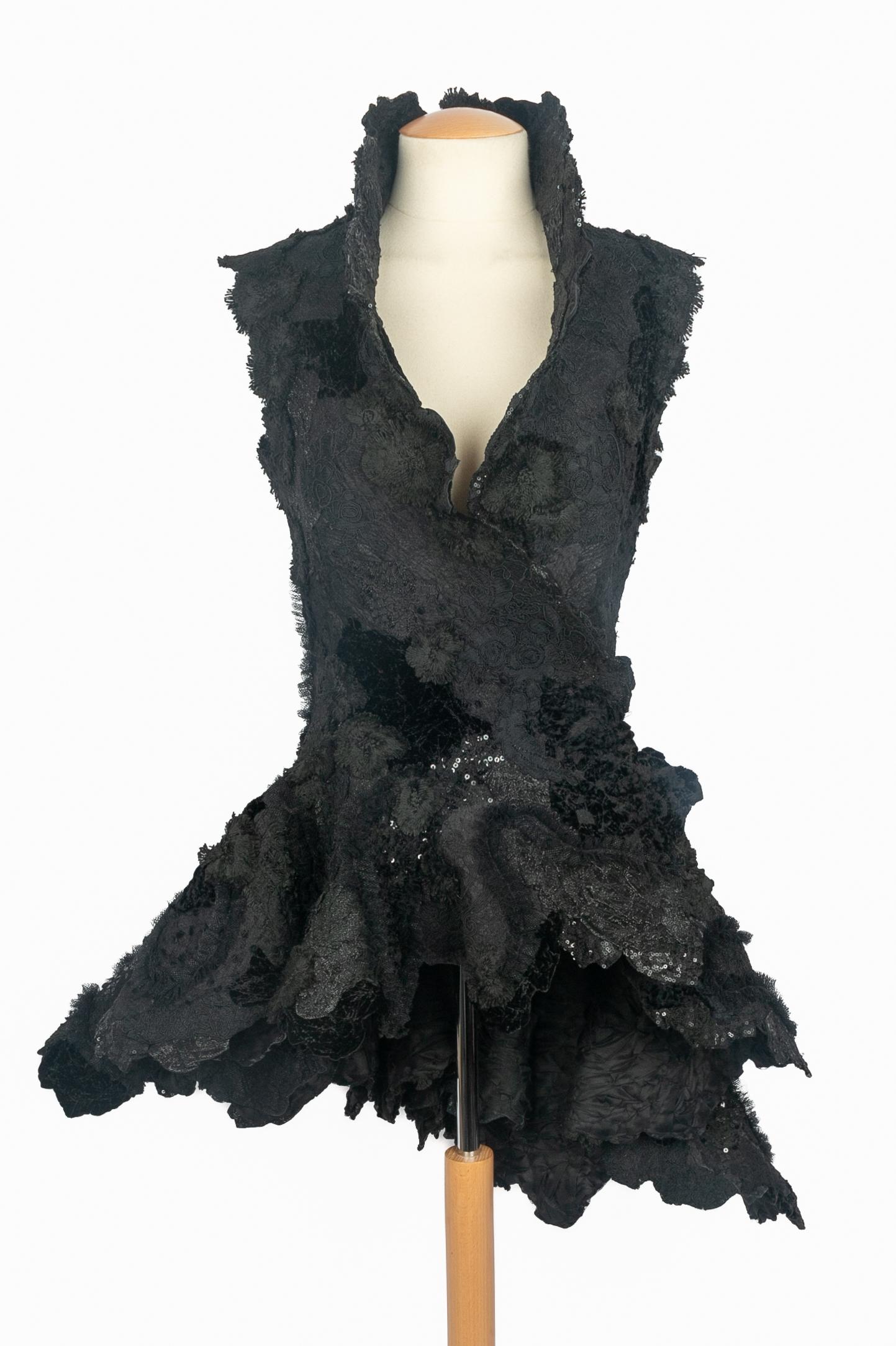 FRANCK SORBIER - Cardigan-Kleid mit asymmetrischen Godets aus schwarzfarbenen, komprimierten Patches. Keine Größenangabe, es passt eine 34FR/36FR. 2022/2023 Winter Haute Couture 'Les Saltimbanques' Collection'S.

Bedingung:
Sehr guter
