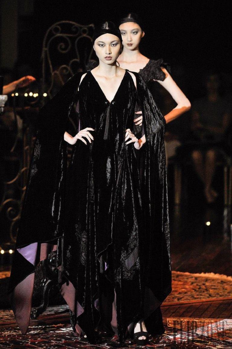 Franck Sorbier -Haute Couture cape in velvet panne and velvet devoured. No composition label or size indicated, it corresponds to a 36FR/38FR. To note, a slight hole in the fabric. 
Haute couture collection Fall-Winter 2014/2015

Additional