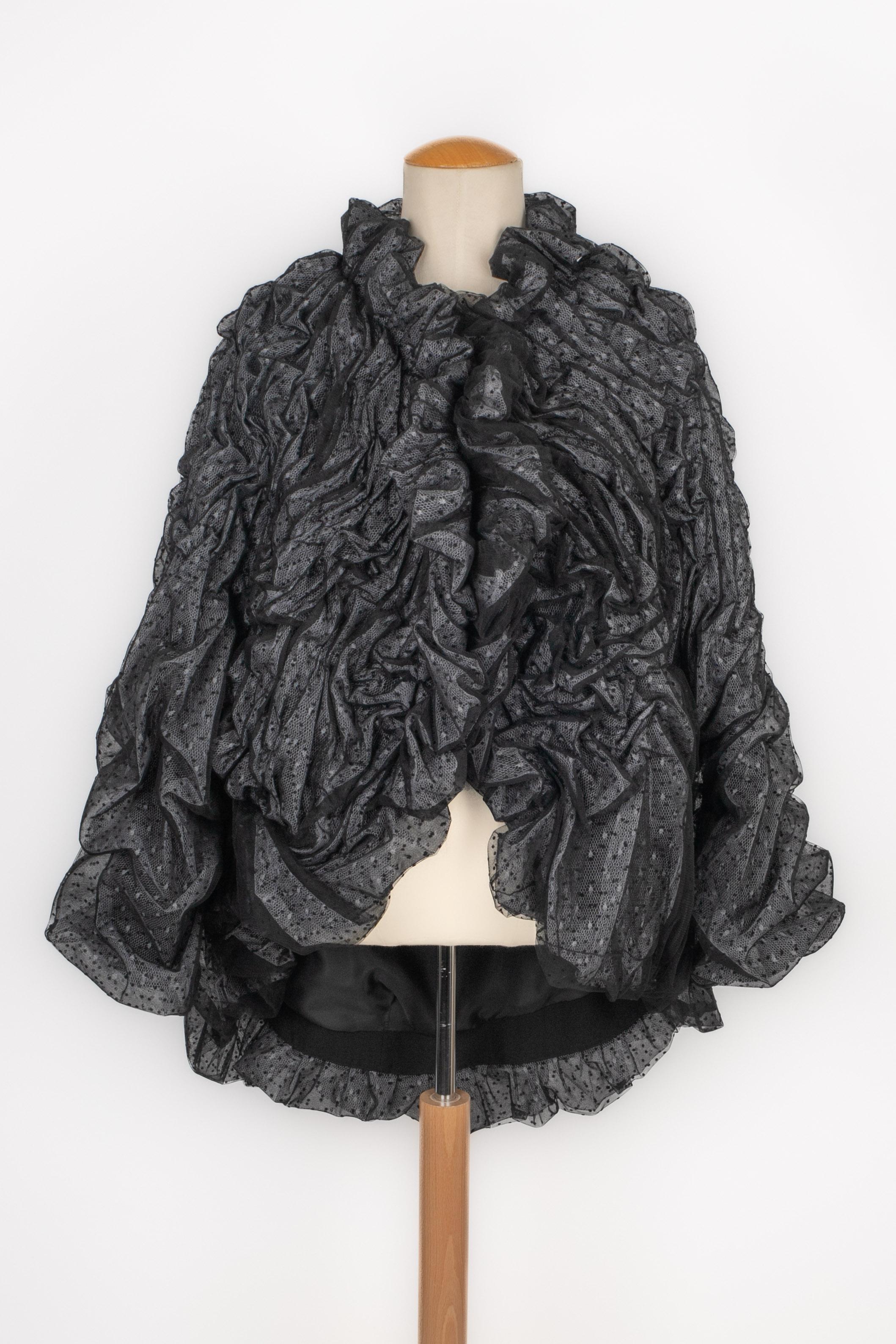 FRANCK SORBIER - Bat-cut jacket with a plunging back, made of white spirit stitches tulle, and double black swiss dot tulle. No size indicated, it fits a 36FR. 2024/2025 Fall-Winter Haute Couture 'Cloud' Collection.

Condition:
Very good
