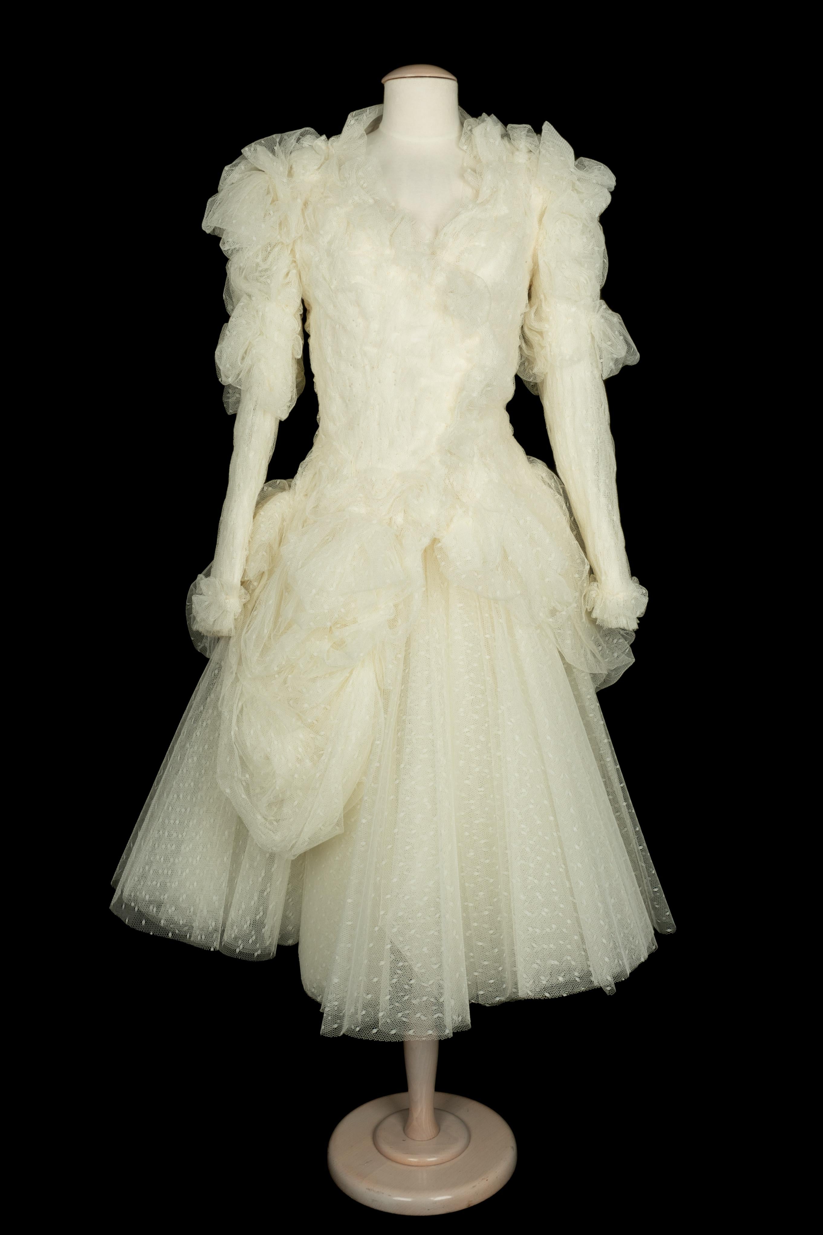 FRANCK SORBIER - Completo composto da una gonna in tulle a pois bianco sporco e da una giacca plissettata con drappeggio, e da stringhe a punto a sbuffo su una sottoveste circolare. Non è indicata la taglia, veste una 36FR/38FR. Collezione Haute