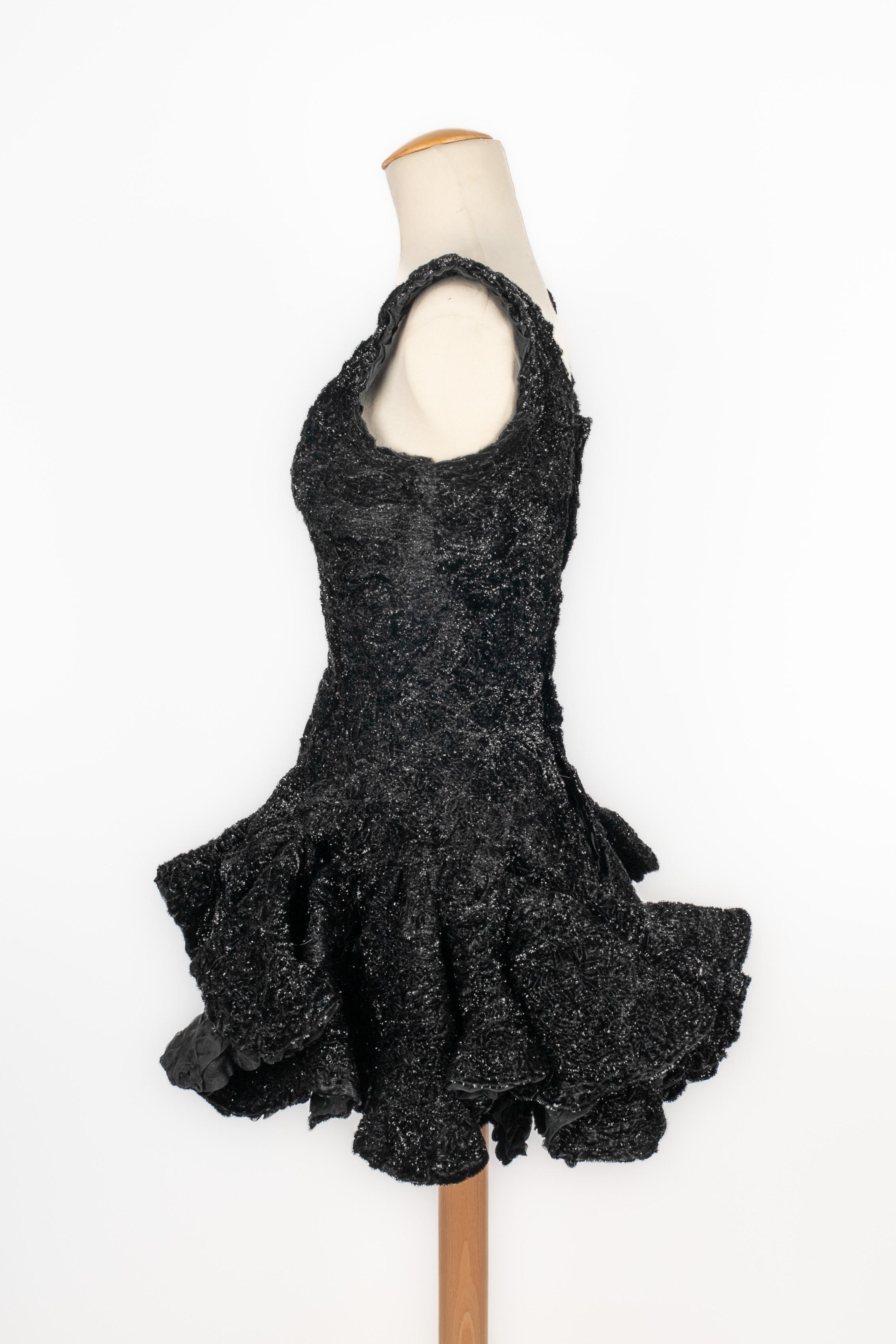 FRANCK SORBIER - Vestido tutú de terciopelo de lúrex prensado con colas en forma de volutas, forro de organza mate con drapeado de punto abullonado. Escote ovalado con tirantes en forma de manguito. Se indica la talla 36FR. Colección de Alta Costura