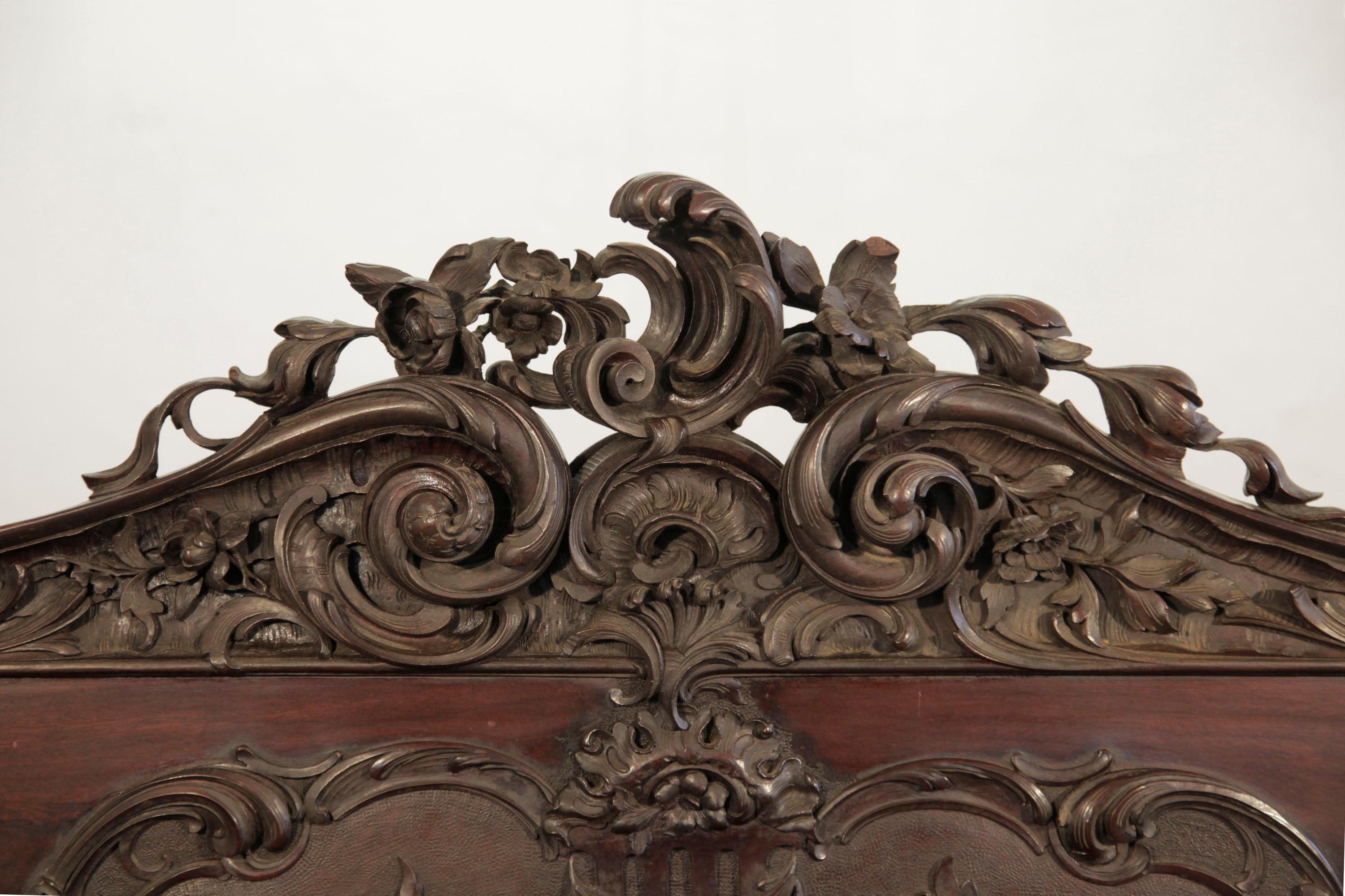 Rococo Francke Piano droit de style rococo Acajou sculpté Pieds à rouleau en haut-relief en vente