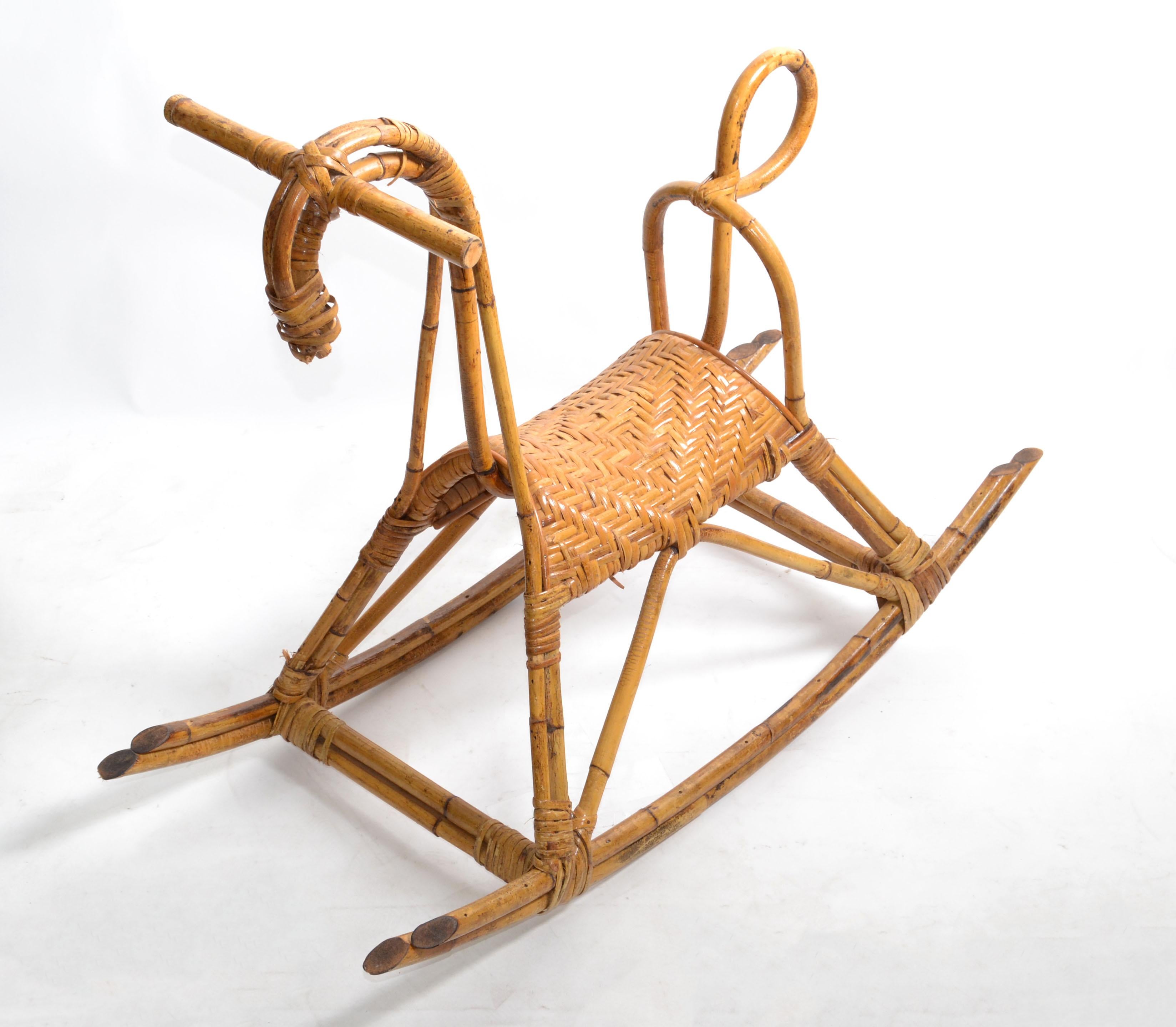 Original Franco Albini Mid-Century Modern Rattan und Bambus Schaukelpferd, Tier-Skulptur. 
Schaukelpferd aus Rattan und Bambus mit Sitz aus Korbgeflecht.
Dieses Pferd bringt kleinen und großen Kindern Freude.
Ein großartiges Design aus der Mitte
