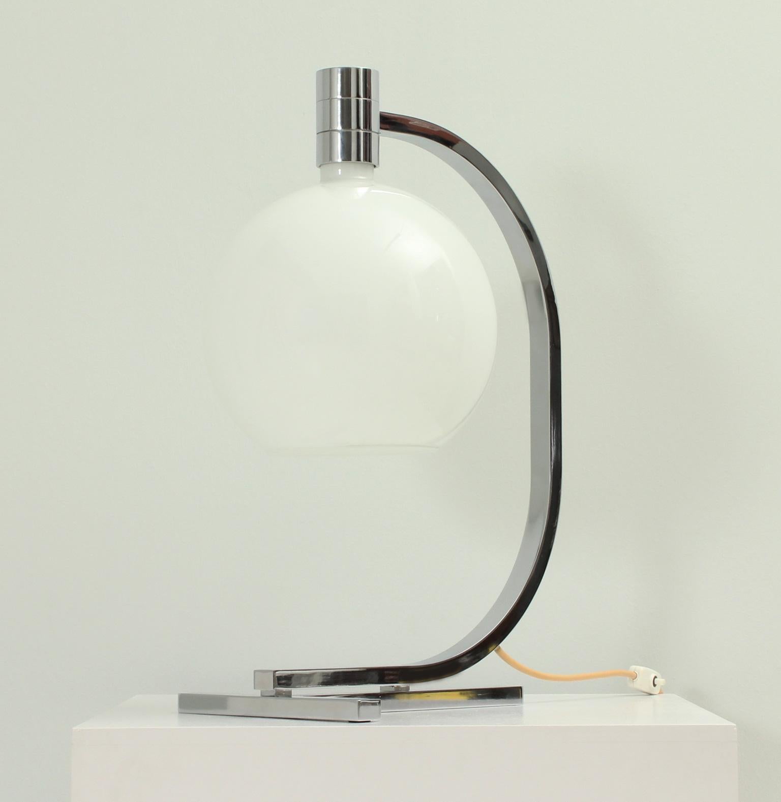 Table or desk lamp designed by Italian architects Franco Albini, Franca Helg and Antonio Piva as part of the AM/AS lamps series for the italian company Sirrah in 1969. Chromed steel structure and opal glass shade.