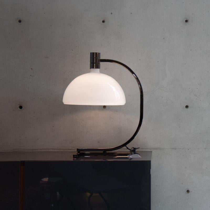 Franco Albini et Franca Helg AS1C lampe de table pour Nemo en verre et chrome noir.

Cette gracieuse lampe de table est exécutée en verre blanc opalin et en métal chromé ou chromé noir. Le diffuseur en forme de coupe diffuse une lumière chaude, avec
