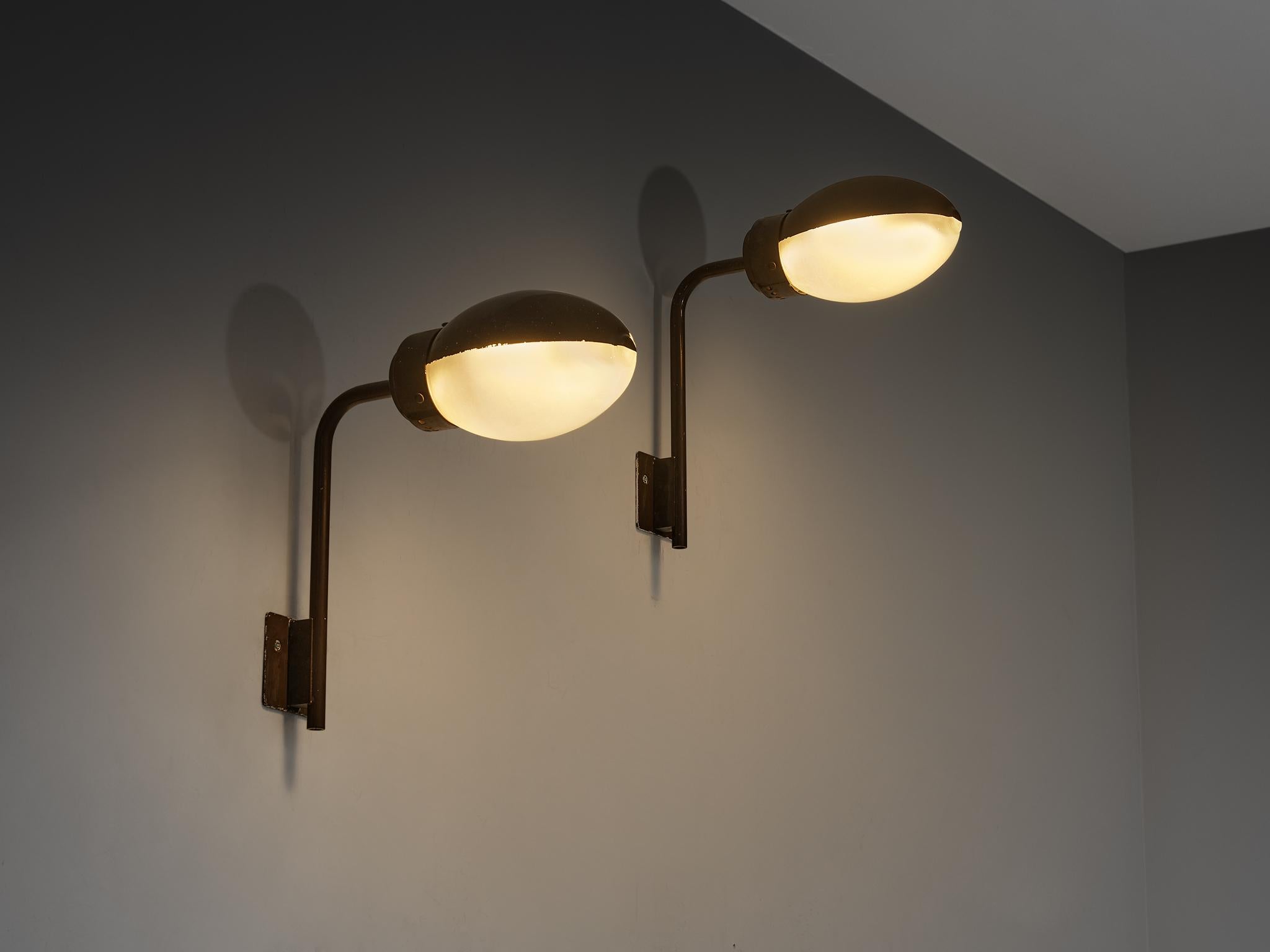 Franco Albini y Franca Helg para Arteluce, Apliques Ochetta modelo '141', metal, cristal esmerilado, Italia, 1962.  

Los apliques Ochetta, diseñados por Franco Albini y Franca Helg en 1962 y producidos por Arteluce, son sorprendentes ejemplos del