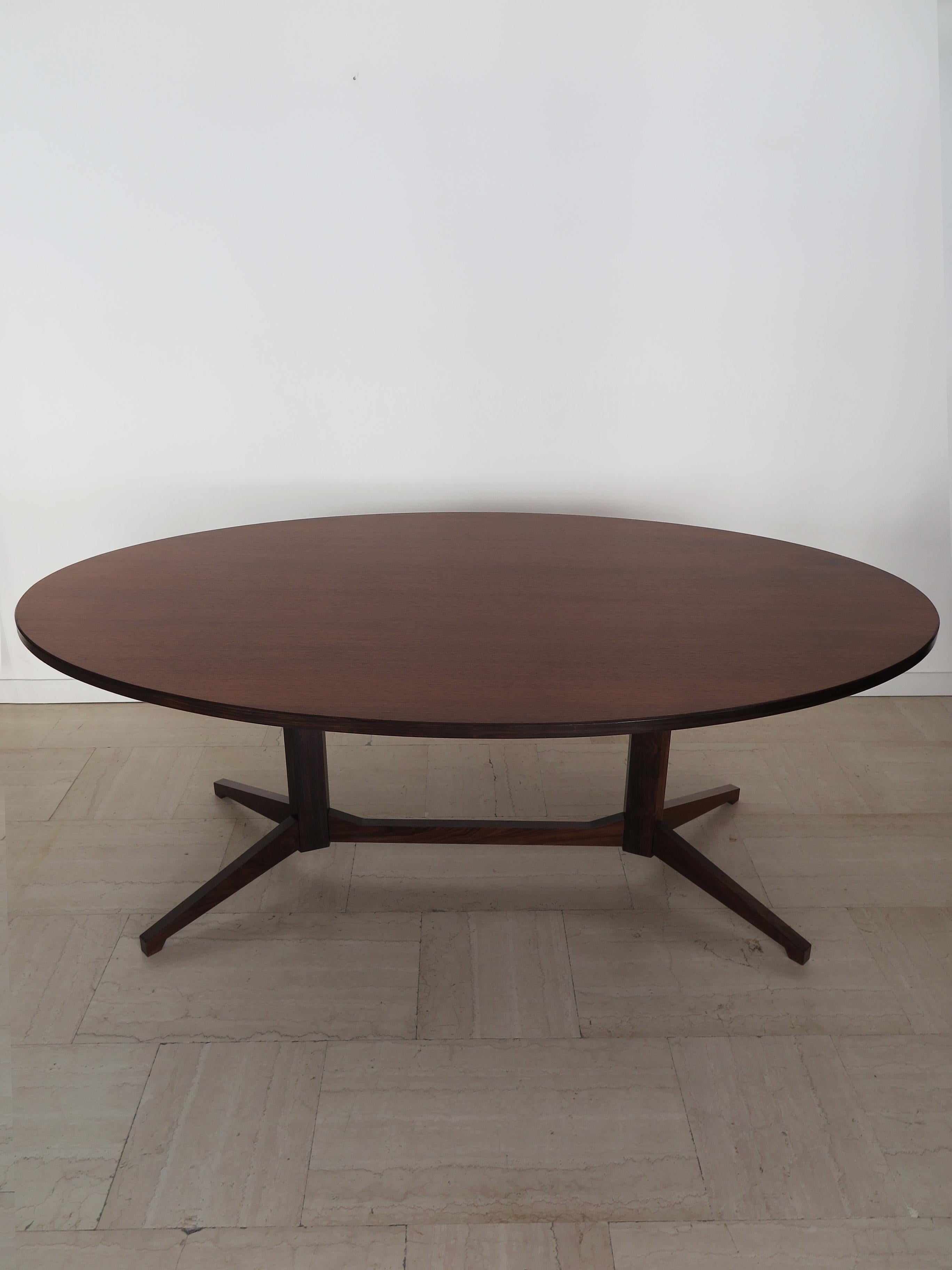 Table de salle à manger italienne de style Mid-Century Modern conçue par Franco Albini et Franca Helg et produite par Poggi Pavia à partir de 1958 avec un plateau en noyer plaqué, des côtés plus longs de forme elliptique et une structure de pieds en