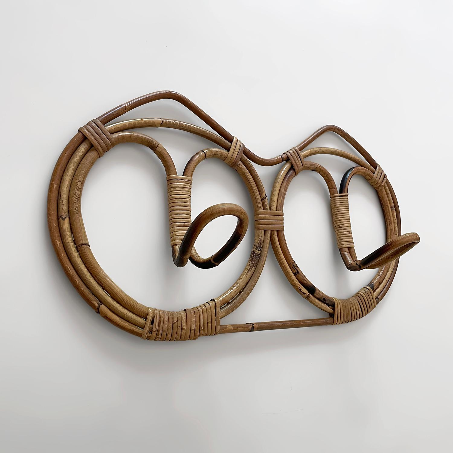 Franco Albini e Franca Helg Appendiabiti italiano in rattan
Italia, anni '60 circa
L'artigianato italiano di metà secolo al suo massimo splendore
Questo pezzo montato a parete offre un ampio spazio di archiviazione con due appendiabiti circolari in