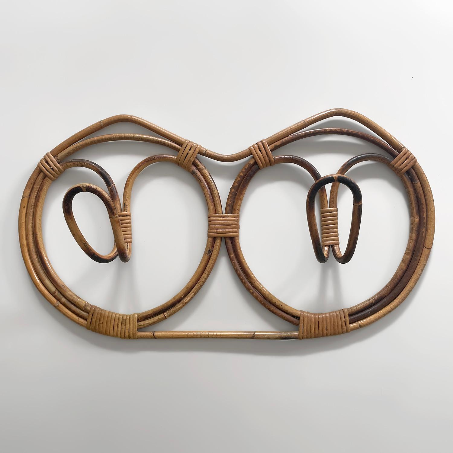 Franco Albini e Franca Helg appendiabiti in rattan
Italia, anni '60 circa
L'artigianato italiano di metà secolo al suo massimo splendore
Questo pezzo montato a parete offre un ampio spazio di archiviazione con due appendiabiti circolari in rattan.