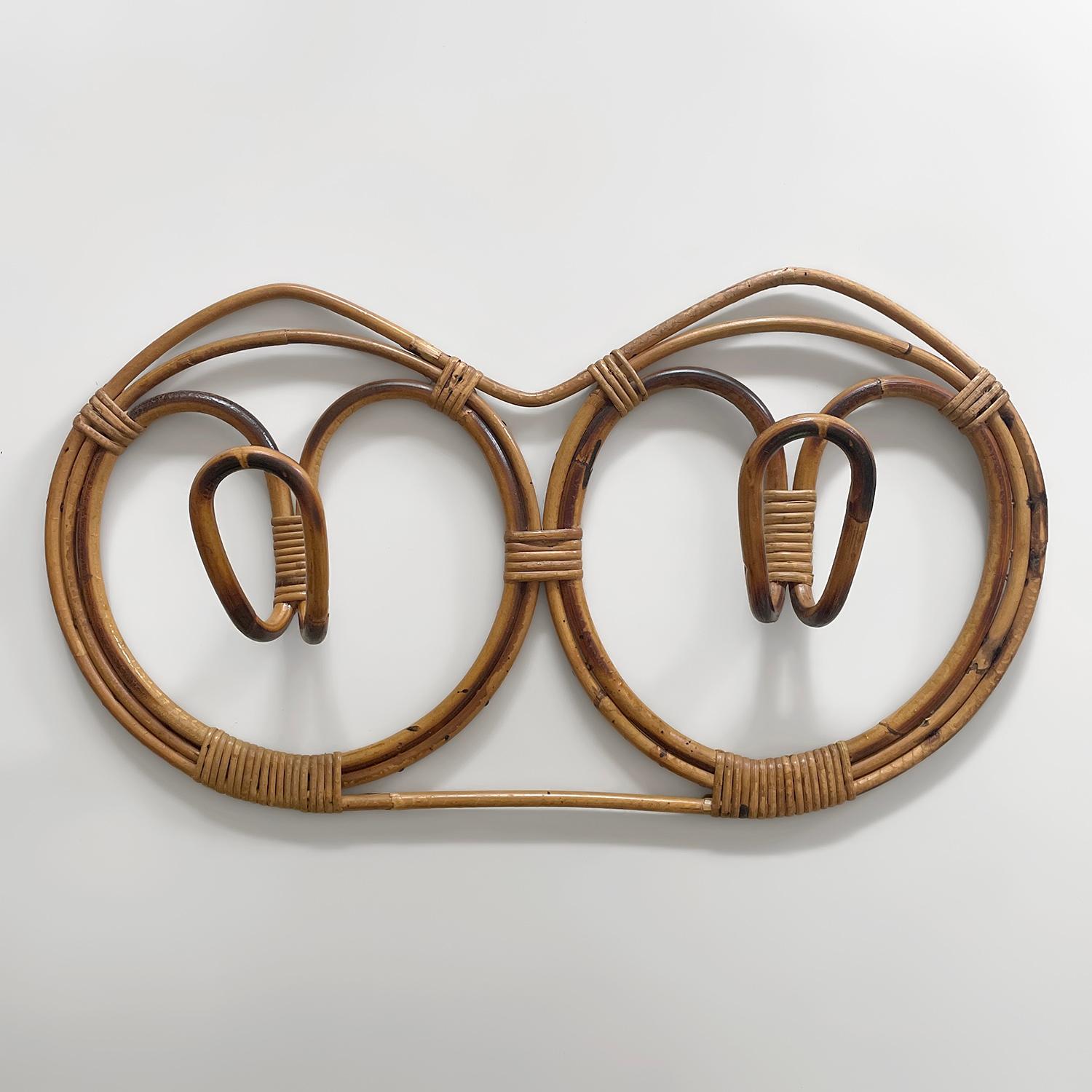 Franco Albini e Franca Helg Appendiabiti italiano in rattan
Italia, anni '60 circa
L'artigianato italiano di metà secolo al suo massimo splendore
Questo pezzo montato a parete offre un ampio spazio di archiviazione con due appendiabiti circolari in