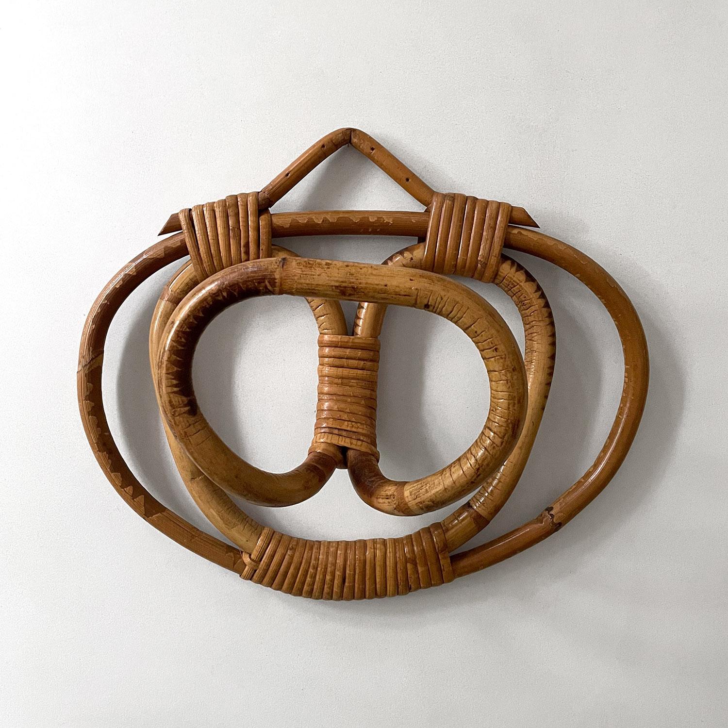 Franco Albini und Franca Helg Kleiderhaken aus Rattan
Produziert von Bonacina
Italien, ca. 1960er Jahre
Übergroße Kleiderhaken aus Rattan
Natürliche Farbvariationen im Rattan
Handgewebte Details
Patina durch Alter und Gebrauch

Weitere