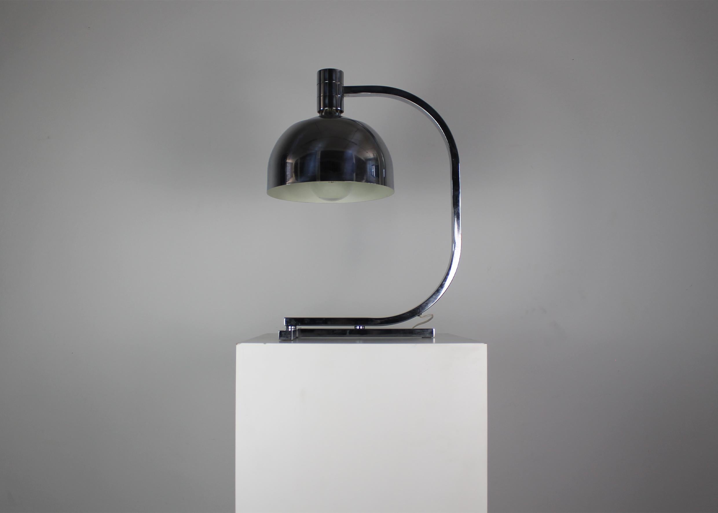 Table or desk lamp with structure and lampshade entirely realized in chromed steel, it as a part of the AM/AS series designed by the iconic duo Franco Albini and Franca Helg and manufactured by Sirrah in the late 1960s.

The AM/AS series includes