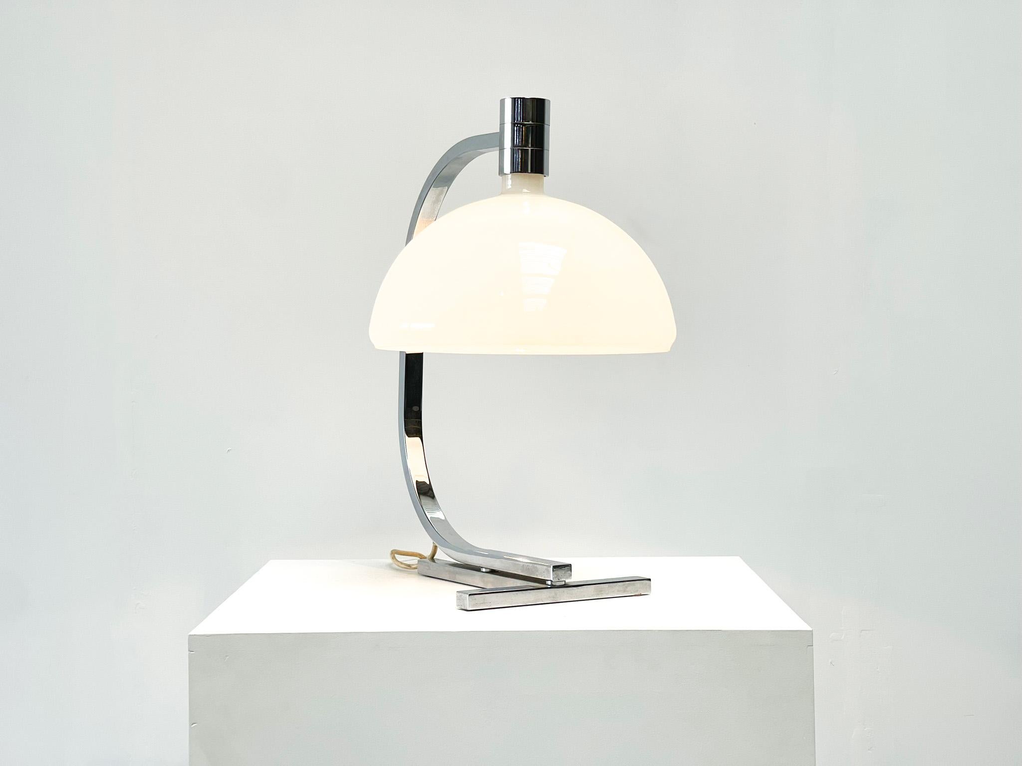 Magnifique lampe de table conçue par le célèbre designer italien Fanco Albini. Albini a conçu la série AM/AS pour le célèbre fabricant Sirrah. Cette série a été l'une des meilleures ventes de Sirrah. Ces lampes sont réputées pour leur qualité et