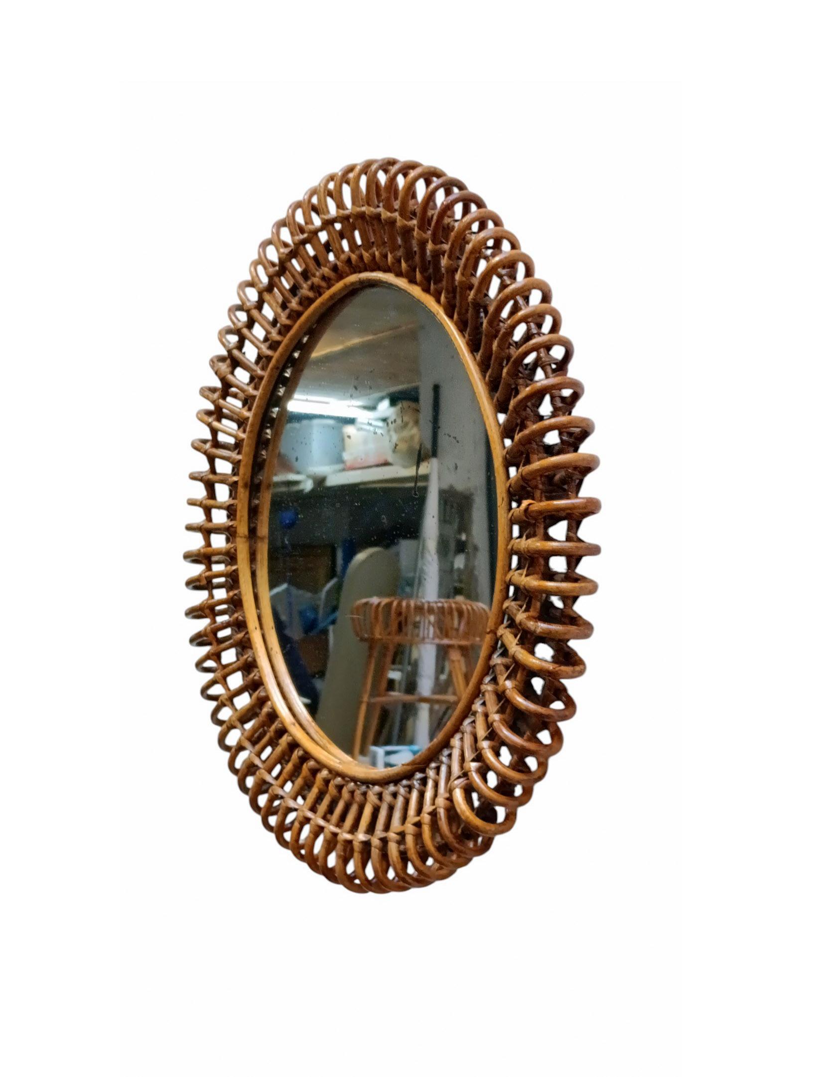 Ce miroir très décoratif a été fabriqué en Italie dans les années 1960. Il est typique de cette période et est entièrement d'origine. Il a été fabriqué à la main et est en parfait état. Il a une belle forme ronde. Il peut être accroché au mur seul
