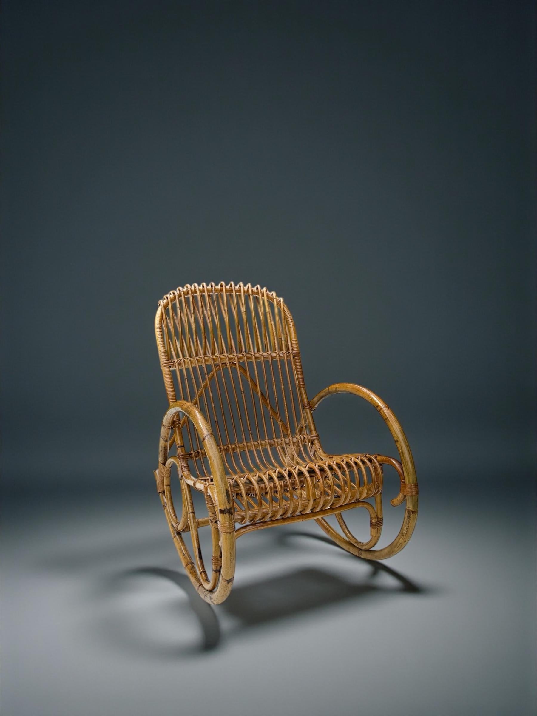 Franco Albini Mecedora de bambú curvado y ratán, Italia Años 50 Hecho a mano en venta