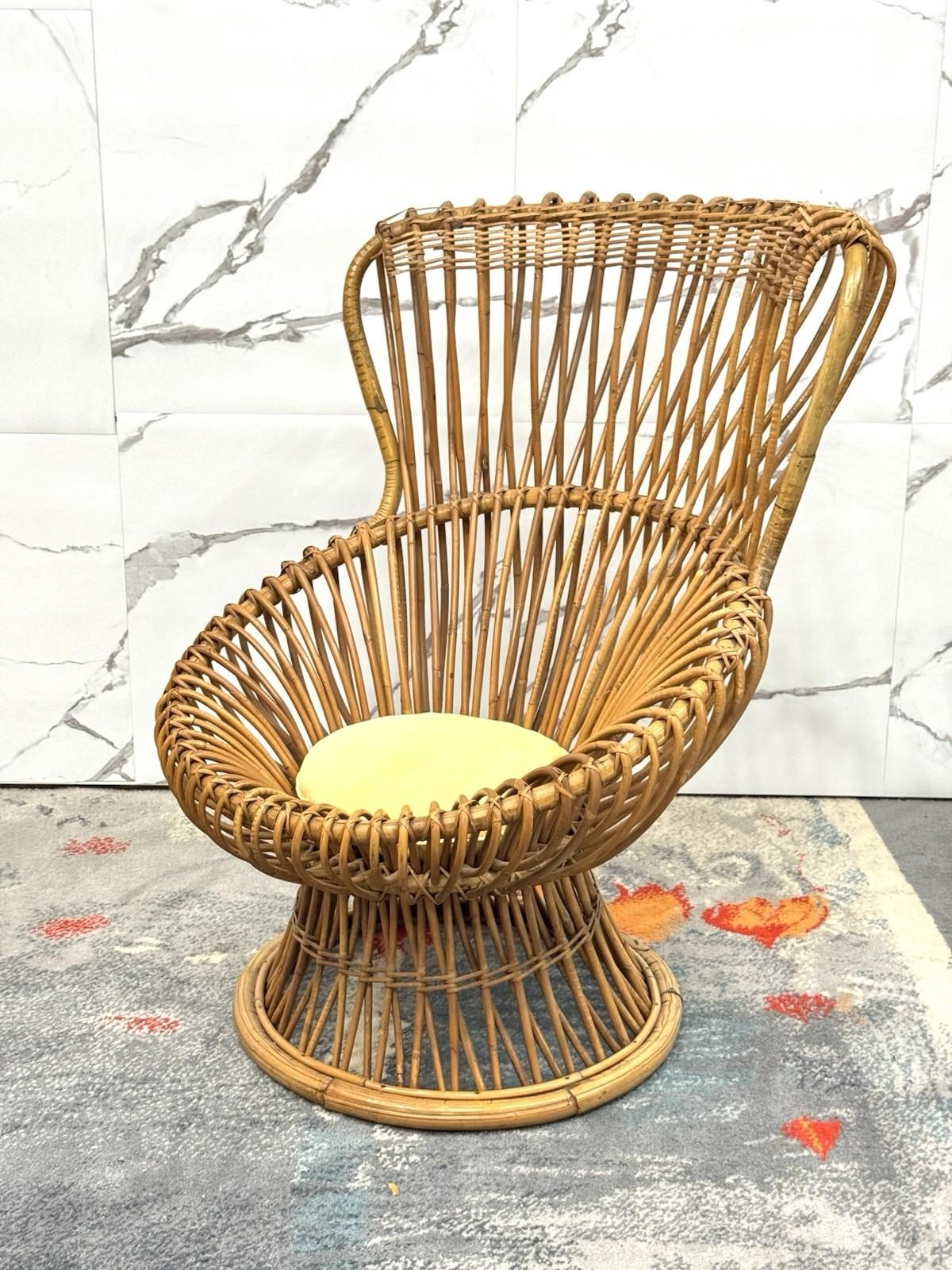 La poltrona Margherita di Franco Albini per Bonacina è un elegante esempio di design italiano del XX secolo, che incarna la perfetta fusione tra tradizione artigianale e innovazione estetica. Con una struttura in rattan curvato, tipica del lavoro di