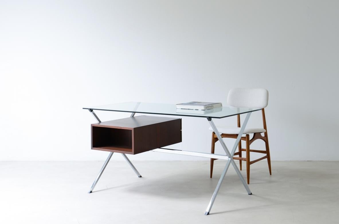 Americano Franco Albini, scrivania centrale con cassetti in legno scuro in vendita