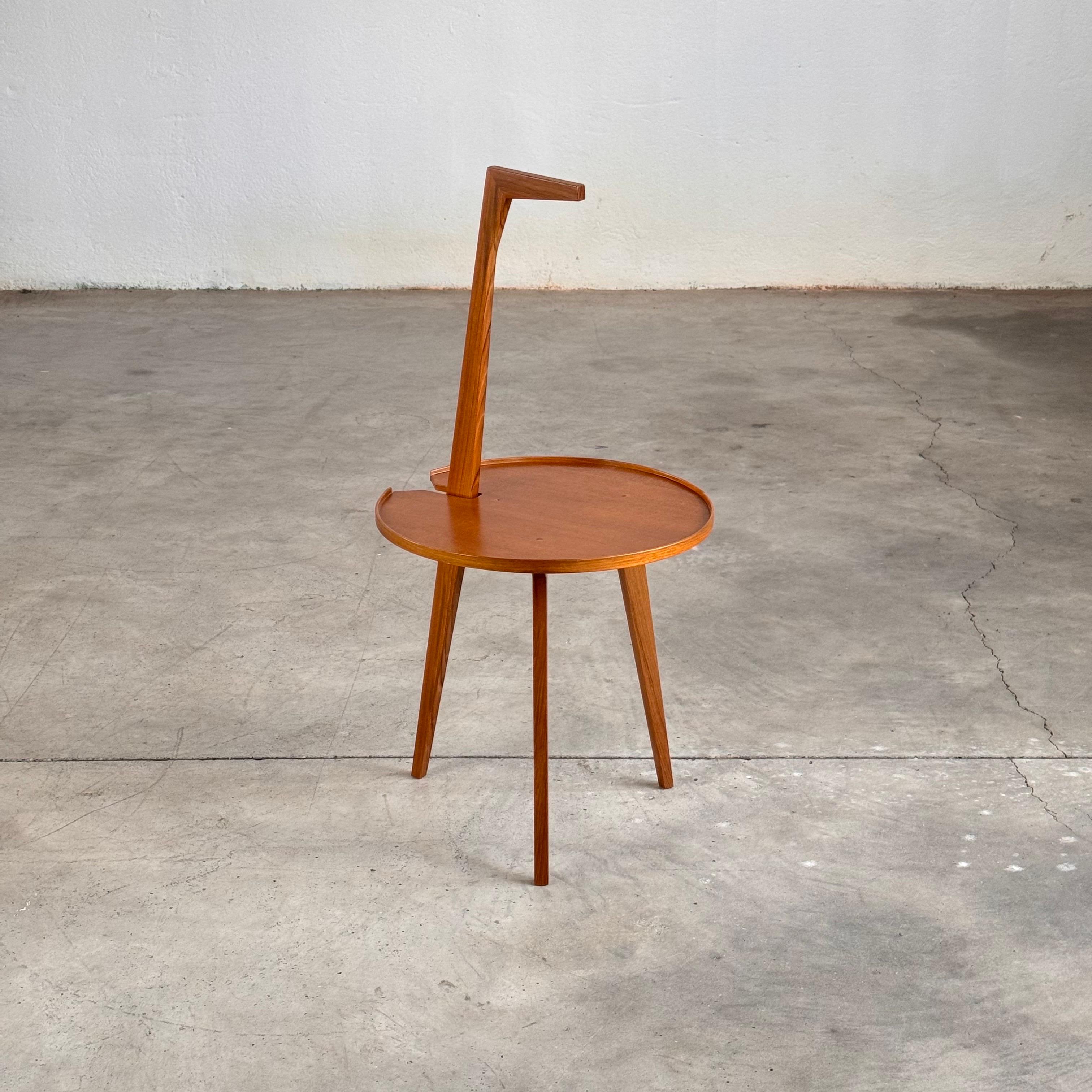 Questo squisito tavolino Cicognino, disegnato da Franco Albini e prodotto da Poggi Pavia negli anni '70, è un pezzo di design italiano senza tempo. Realizzato in legno di alta qualità, questo tavolo incarna l'eleganza e l'innovazione per cui Albini