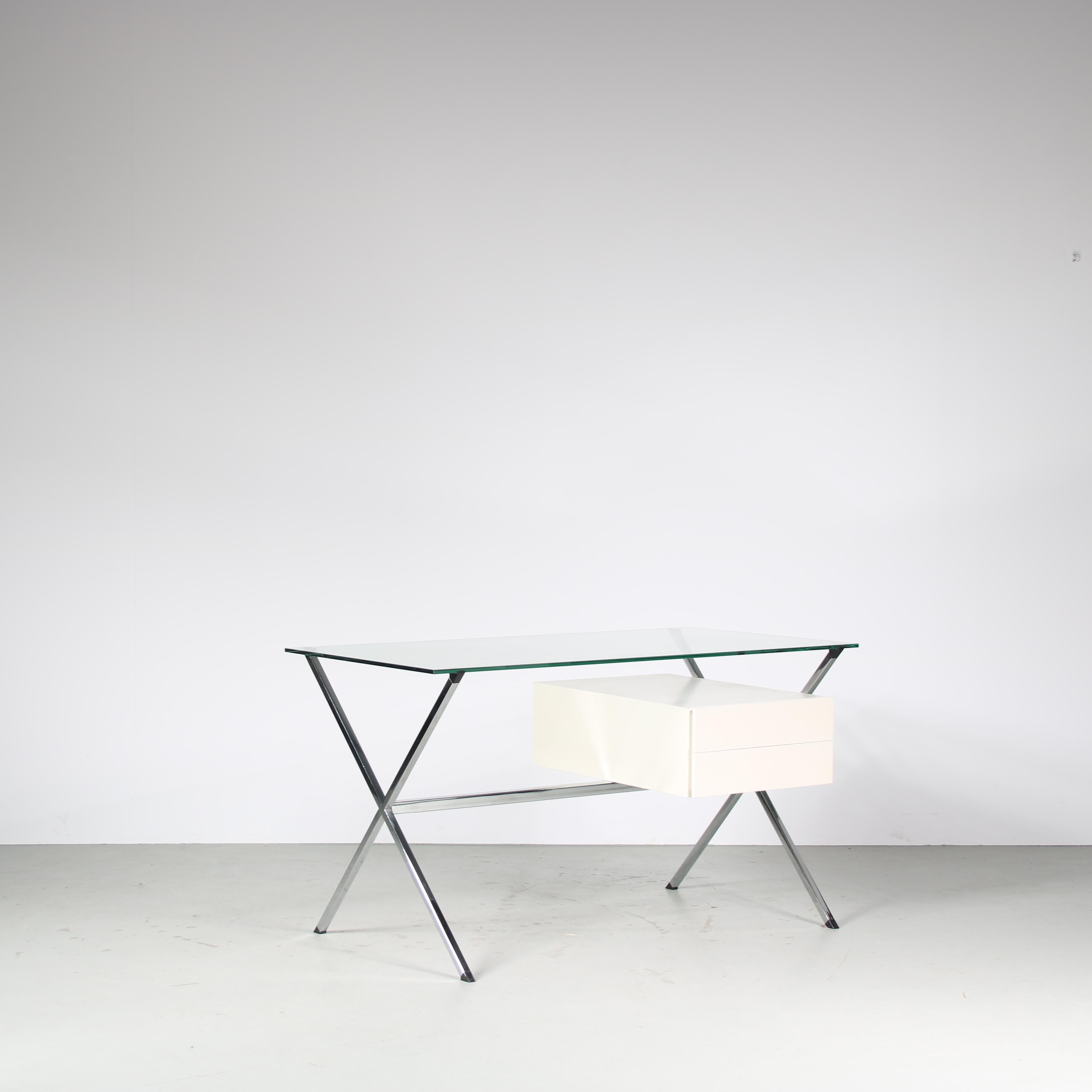 Ein wunderbarer Schreibtisch, entworfen von Franco Albini und hergestellt von Knoll International in den USA um 1960.

Das einzigartige Gestell des Tisches hat verchromte, gekreuzte Beine auf jeder Seite mit einer Stützstange dazwischen. Elegant und