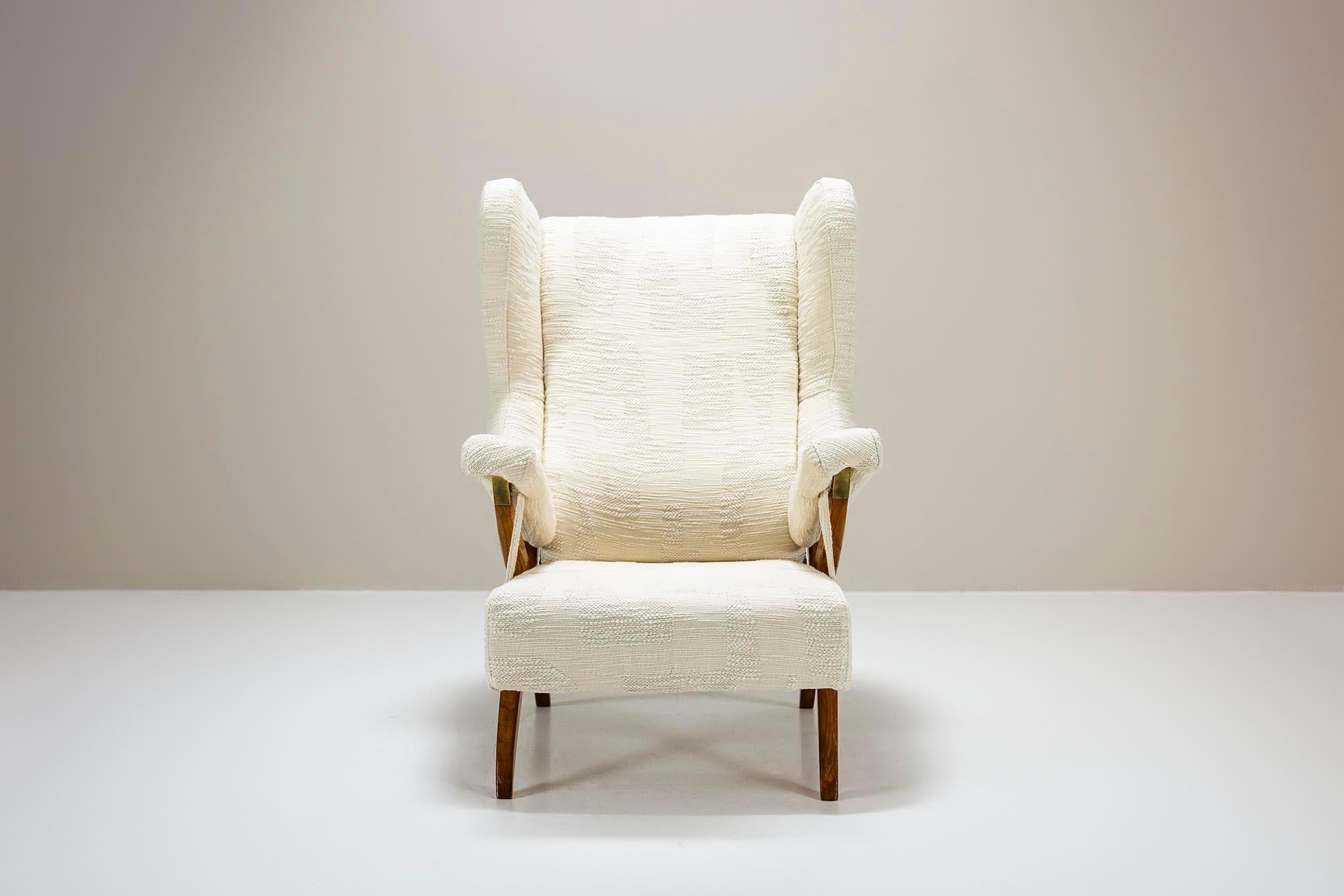 Franco Albini, a pioneer of Italian rationalism, was known for his modernist approach and meticulous attention to functional design. In collaboration with Arflex, a brand that revolutionized furniture by combining innovative materials with