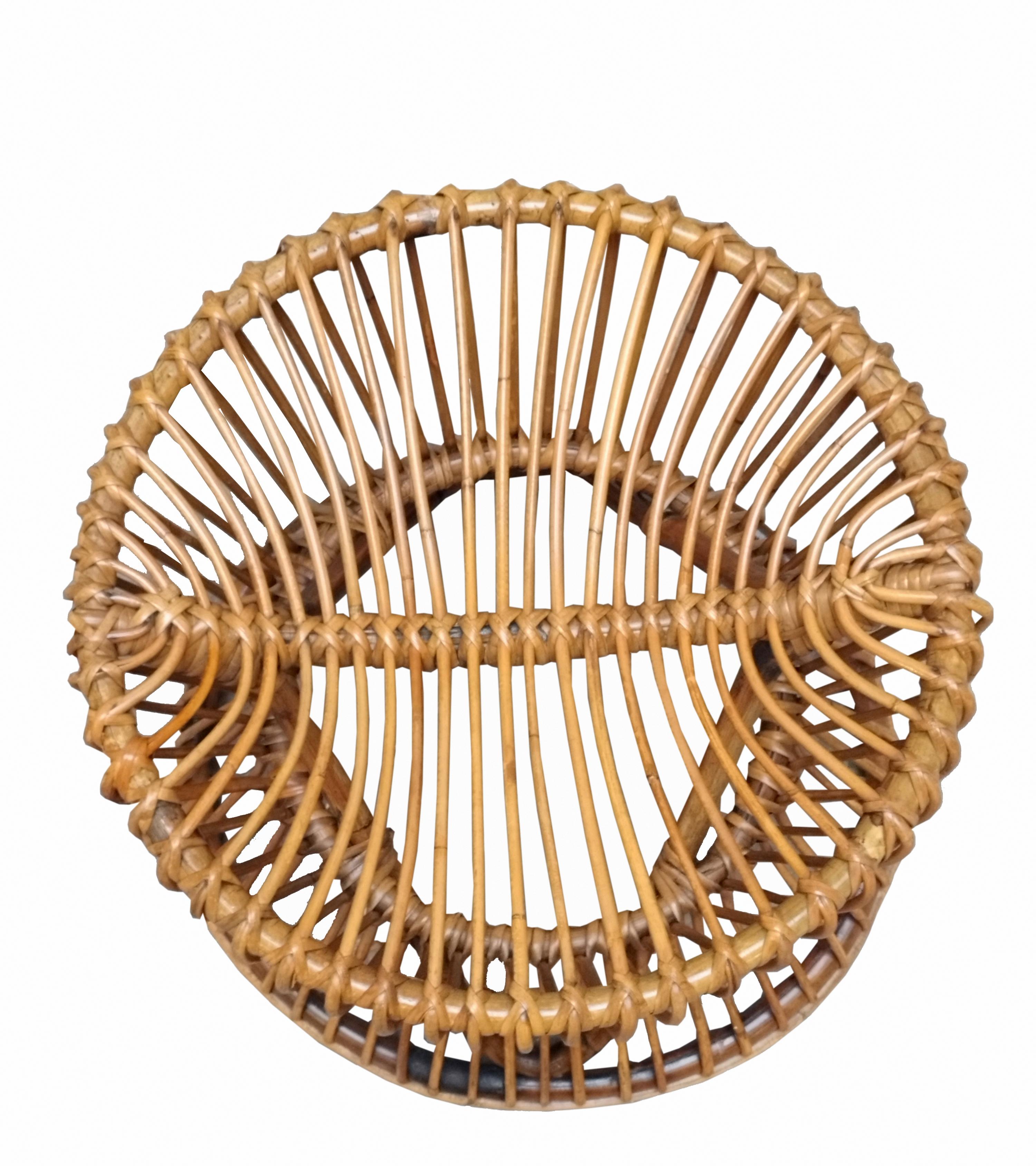 PMid-century wicker round pouf, stool or coffee table designed by Franco Albini. Beautiful Italian Mid-Century Modern design stool from the 1960s, perfect in any room next to a sofa, in a bedroom or bathroom. 