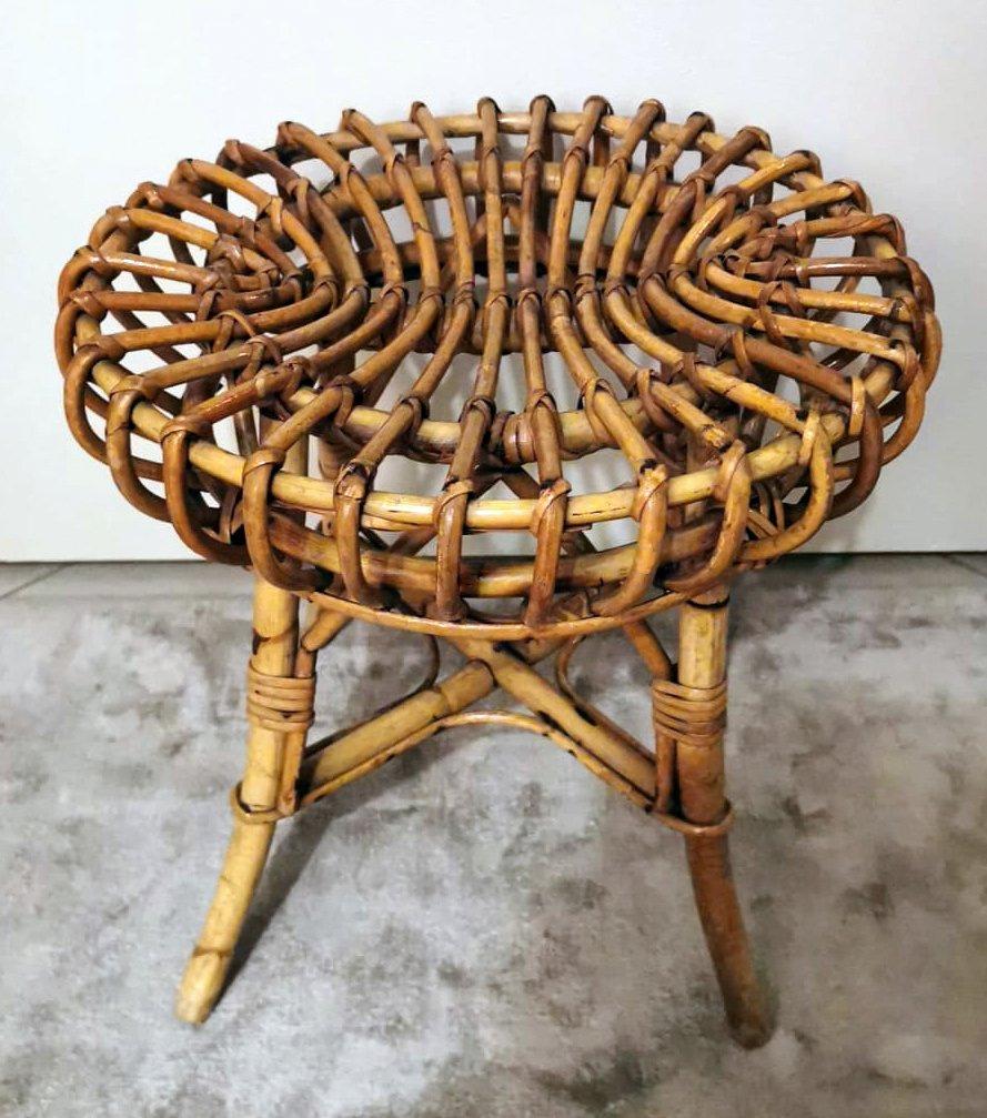 We kindly suggest that you read the whole description, as with it we try to give you detailed technical and historical information to guarantee the authenticity of our objects.
Iconic and distinctive bamboo stool; it is characterized by the wide and