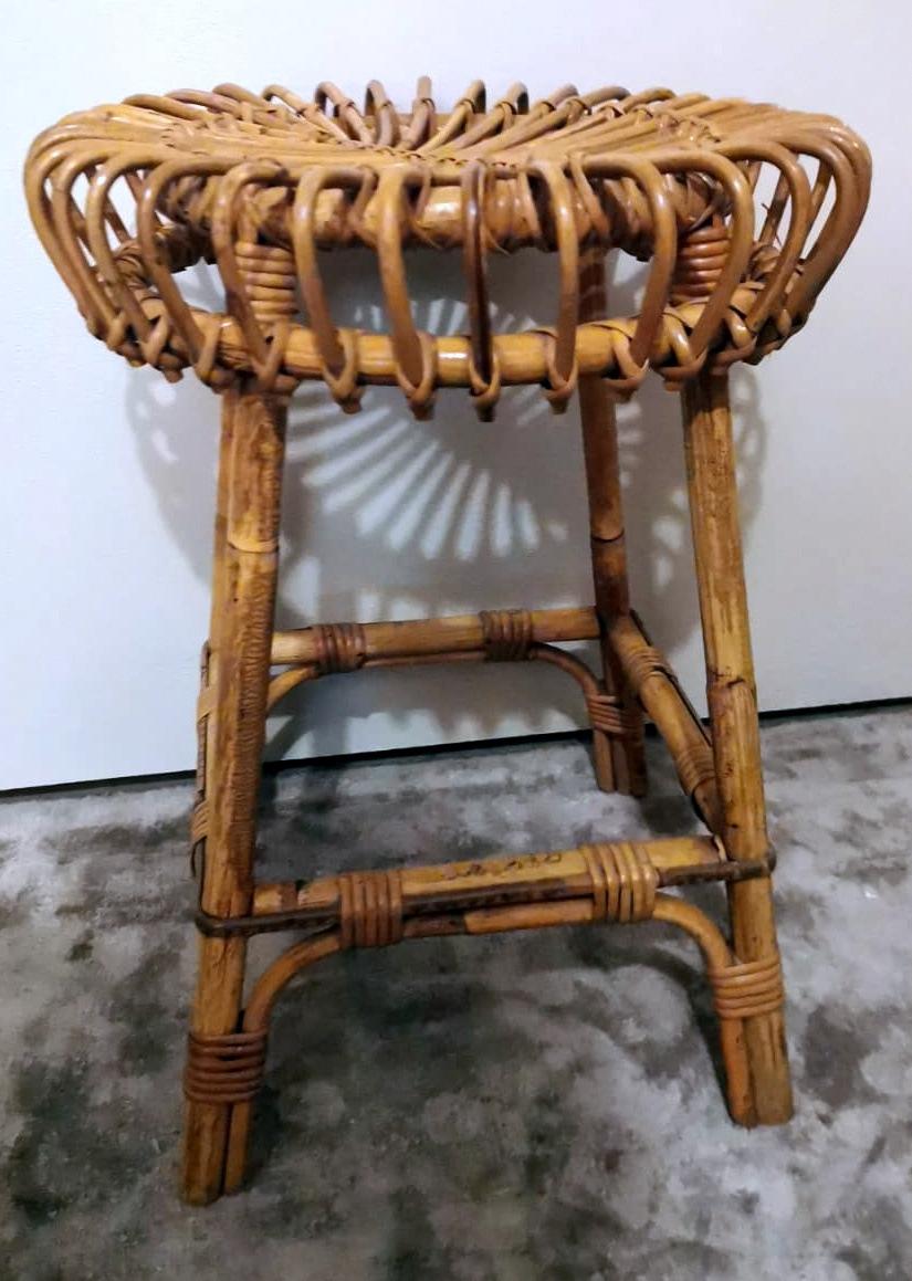 We kindly suggest that you read the whole description, as with it we try to give you detailed technical and historical information to guarantee the authenticity of our objects.
Iconic and distinctive bamboo stool; it is characterized by the wide and