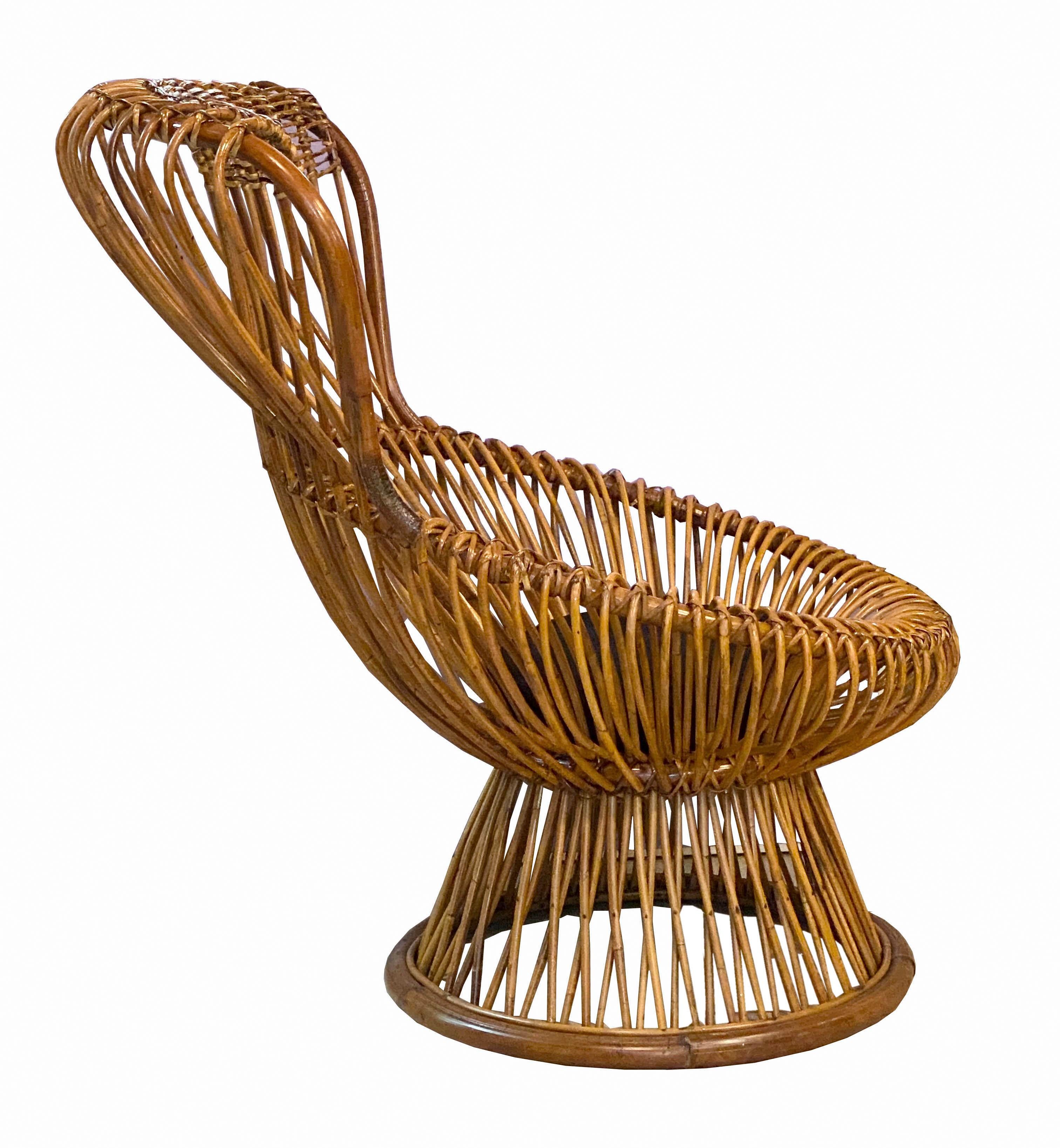 Just after the war, Albini experimented with the use of simple and low-cost materials such as wicker and wicker, thin and elastic. Margherita is the first legless armchair of Italian design.
Margherita is made with a structure composed of 60 reeds