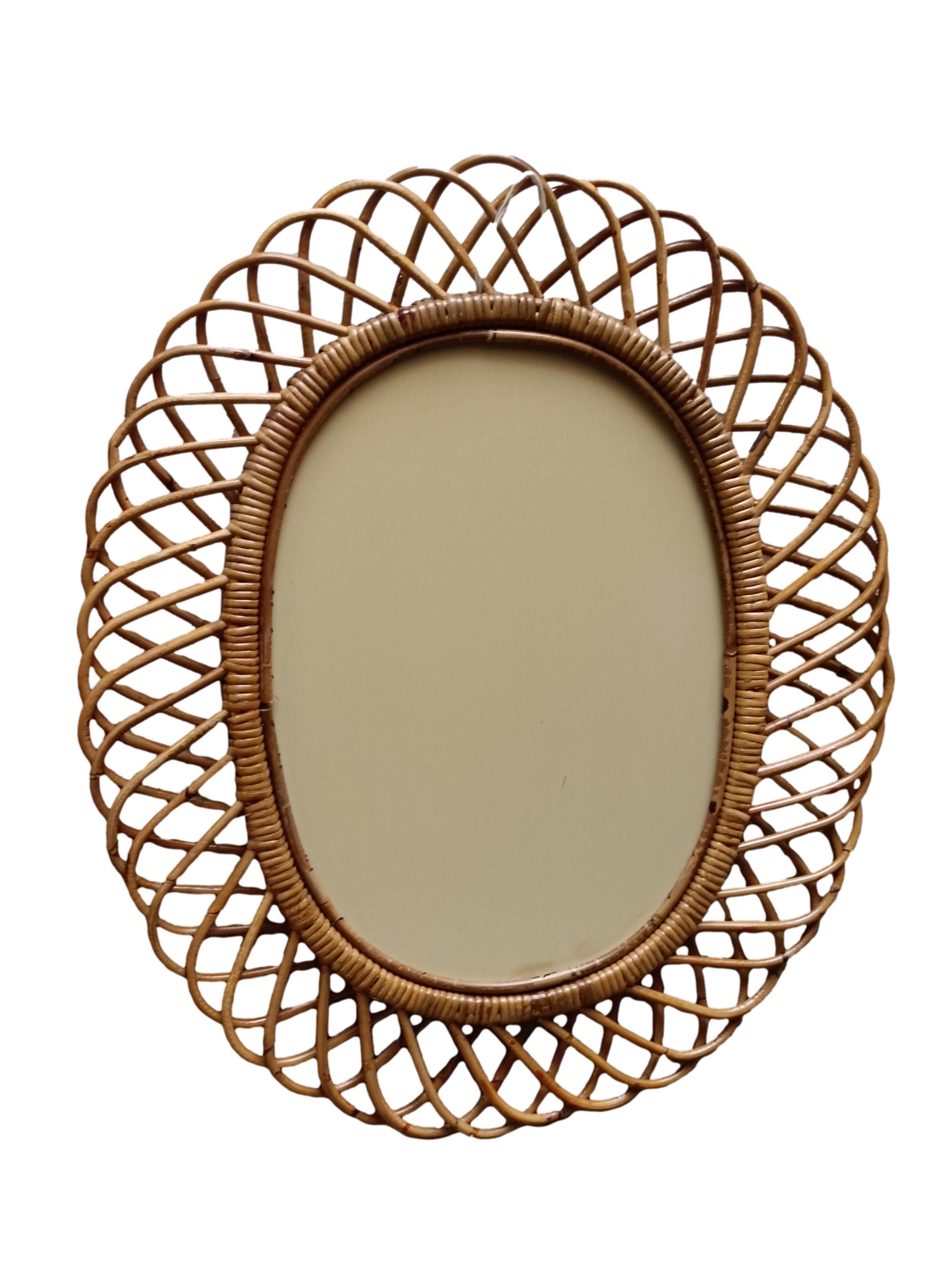 Mid-Century moderno Specchio da parete ovale in rattan e bambù, Italia 1960 in vendita