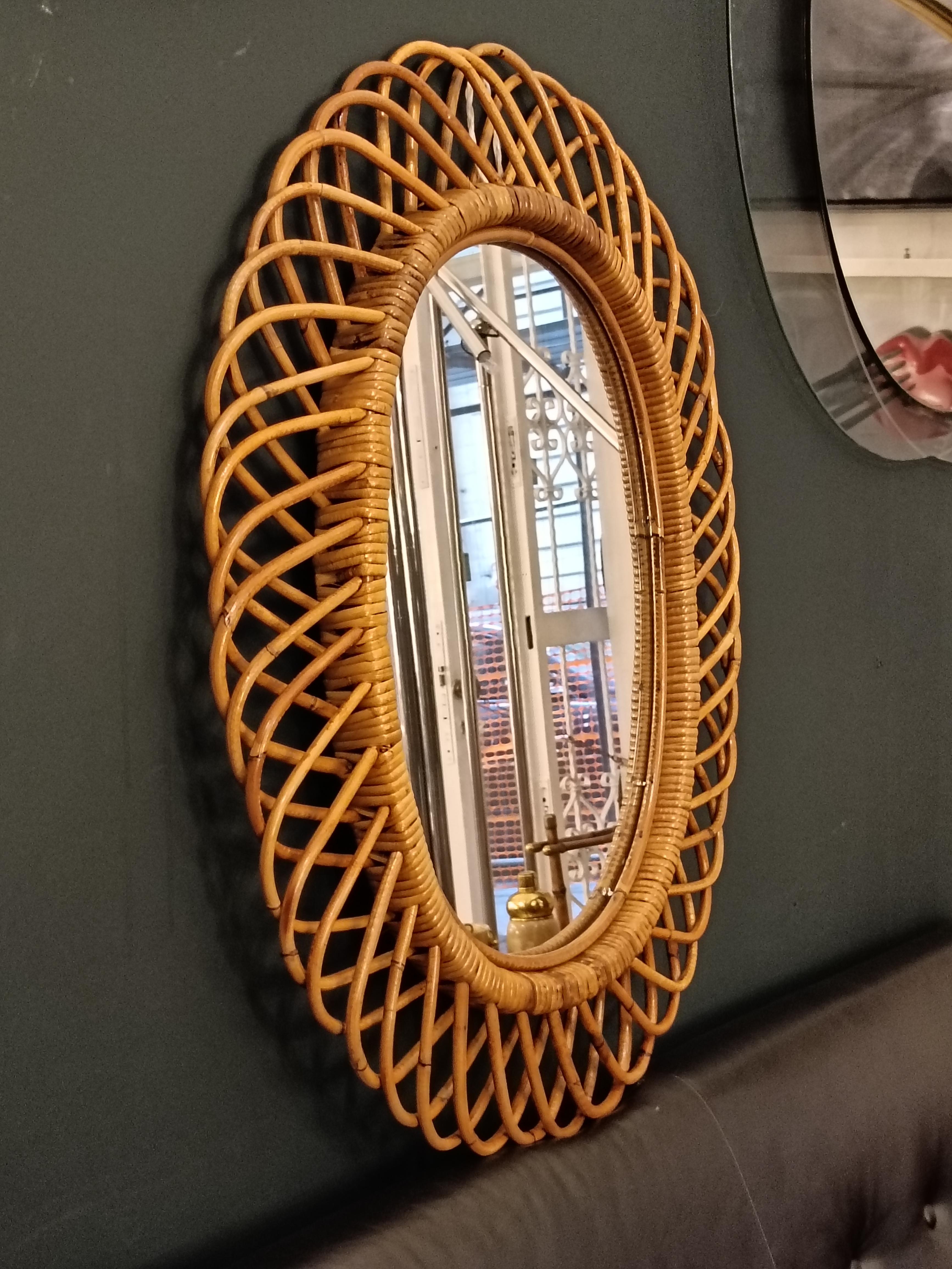 Specchio da parete ovale in rattan e bambù, Italia 1960 in vendita 2