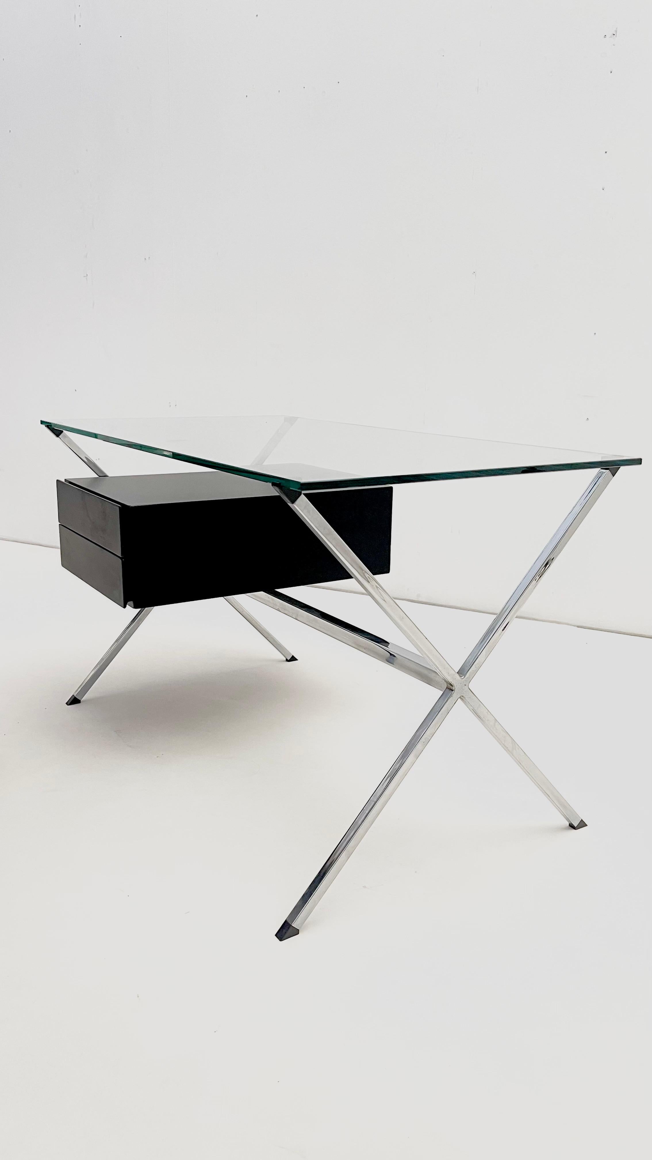 Progettata da Franco Albini nel 1928, la scrivania Albini è un esempio iconico del primo design modernista, noto per la sua chiarezza, l'equilibrio strutturale e la raffinata tavolozza di materiali. La scrivania combina una struttura minimalista in