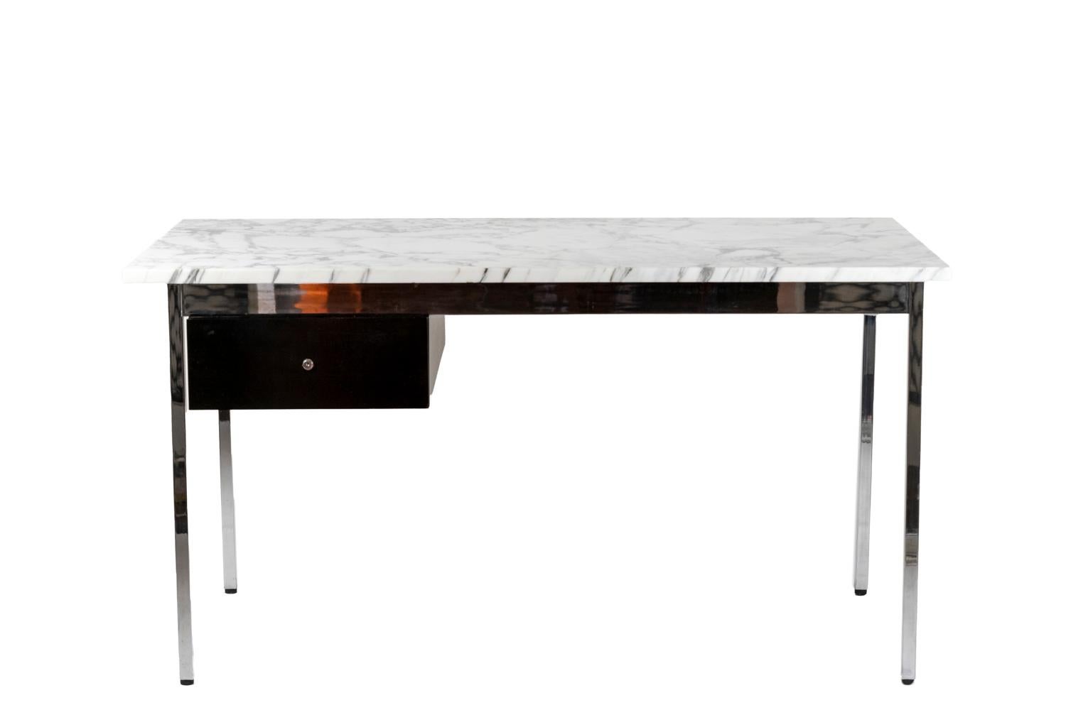 Franco Albini, attributed to.
Knoll, edited by.

Pedestal desk opening with two drawers. Chromed metal base, white marble top.

Work realized in the 1970s.