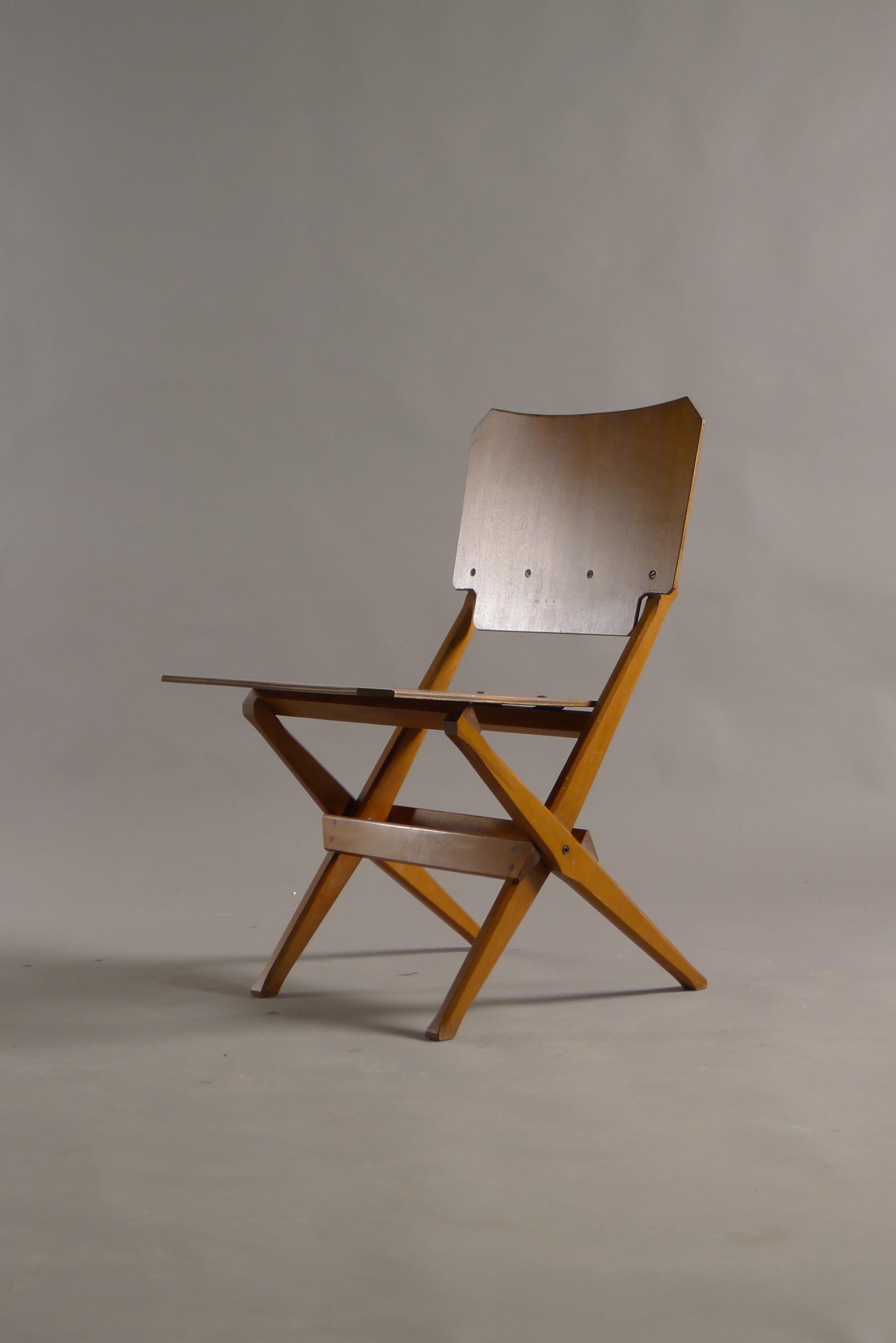 Franco Albini für Poggi, Italien, um 1950. Ein klappbarer Stuhl aus Holz mit Holzkonstruktion in völlig originalem, unberührtem Vintage-Zustand. 

Der Mechanismus funktioniert perfekt. 

Ein selten zu sehender Stuhl von herausragendem Design.